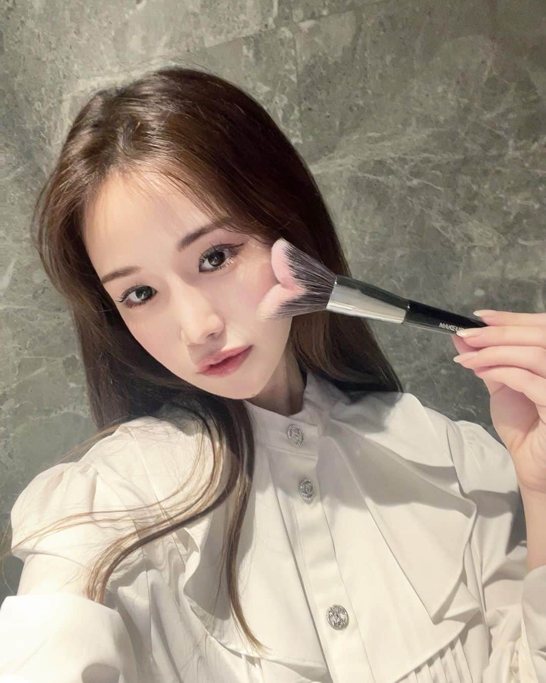 のインスタグラム：「最近お気に入りハートブラシの使い方♡  目の横のCゾーンにはハイライト、輪郭はハートの部分に顎を挟むようにしてシェーディングパウダーでささっと塗る。  不器用な人でも簡単に小顔が作れるよん。  これ300円とかなんだけど、最近買ってプチ感動したものww今まで使ってた高いブラシよりこっちの方が好き  せっかちな私にはピッタリ♡  毛先もピンクでテンションあがるね🩷😉🪽  マレーシアのサイトで人気だったから買ったら当たりだった♩SHEINとかにも売ってるのかな、  見かけたらぜひ試しみてください🫰🏻😍」