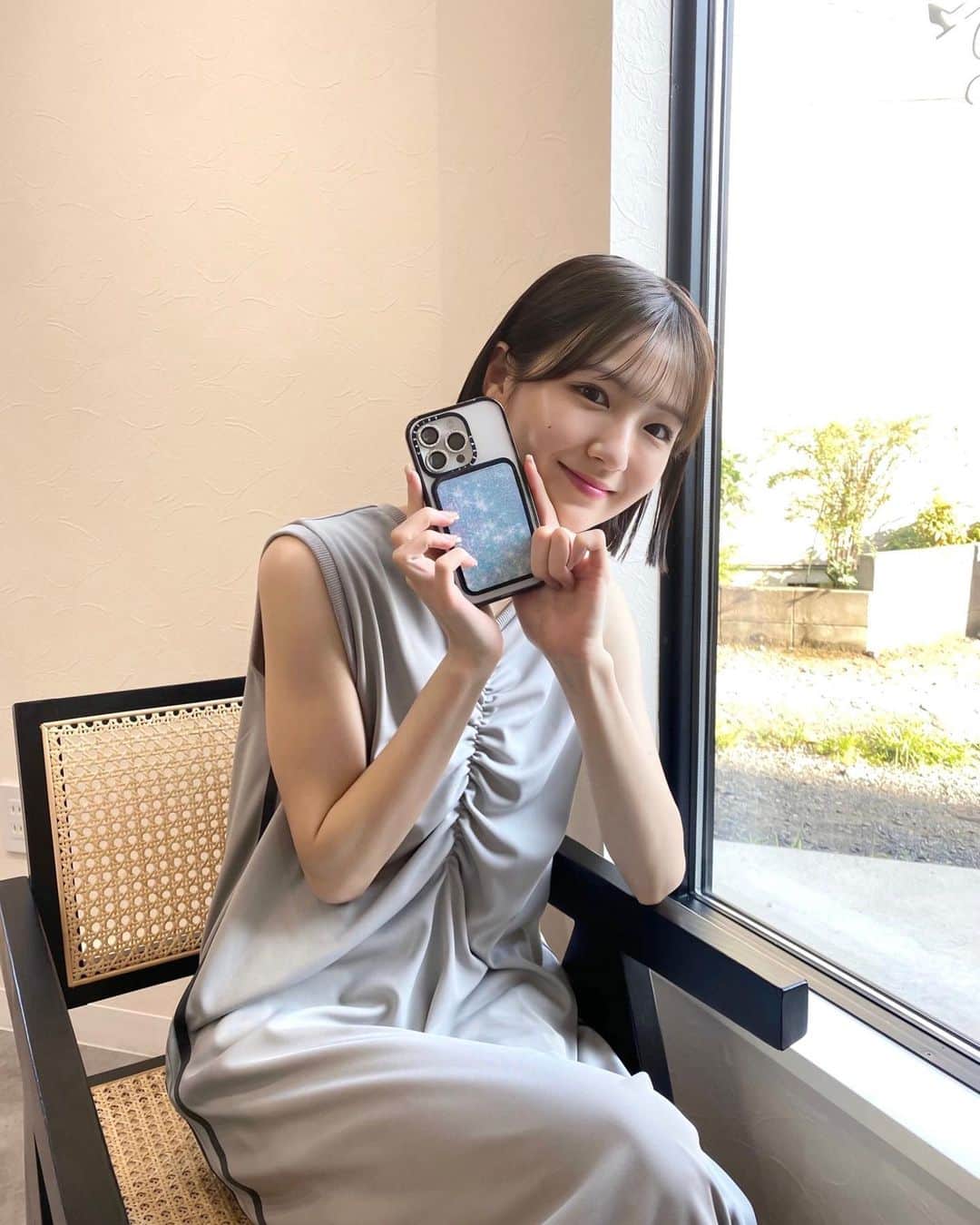 のインスタグラム：「@casetify_jp から Magsafeアクセサリーが新発売 🤳🏻♡  モバイルバッテリーとスマホスタンドを getしたよ〜 🔋🤏🏻  Magsafe対応のケースだと モバイルバッテリーを装着したら 自動的に充電可能 🔌♡  またスマホスタンドは テーブルの上でハンズフリーで スマホを見ることが出来るし カードも1枚収納できるので便利 💳💡  インパクトケースは 2mの高さから落としても大丈夫という  耐久性ばっちりのケース 😮✨  私のプロモコードを使うと 15％offになるので 気になった方はぜひ使ってみてね ✔︎  プロモコード : 15MINAMIITOHARA  #CASETiFYPartner #モバイルバッテリー #スマホスタンド #スマホリング #スマホグリップ」