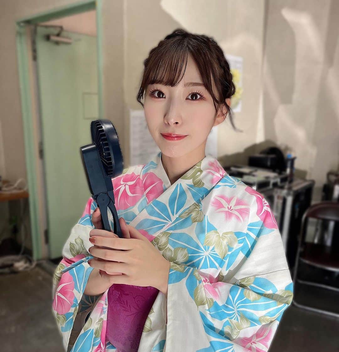 岩佐美咲のインスタグラム：「今日は屋外のステージだったので、浴衣にしました🍉　　　　　　　　　　 暑い中ありがとうございました(T . T)  本番直前のわたくし　　　　　　　　　　　   #浴衣 #浴衣ヘア #浴衣ヘアアレンジ #編み込み #編み込みアレンジ #ボブ #ボブアレンジ #ヘアアレンジ #セルフアレンジ #まとめ髪 #夏」