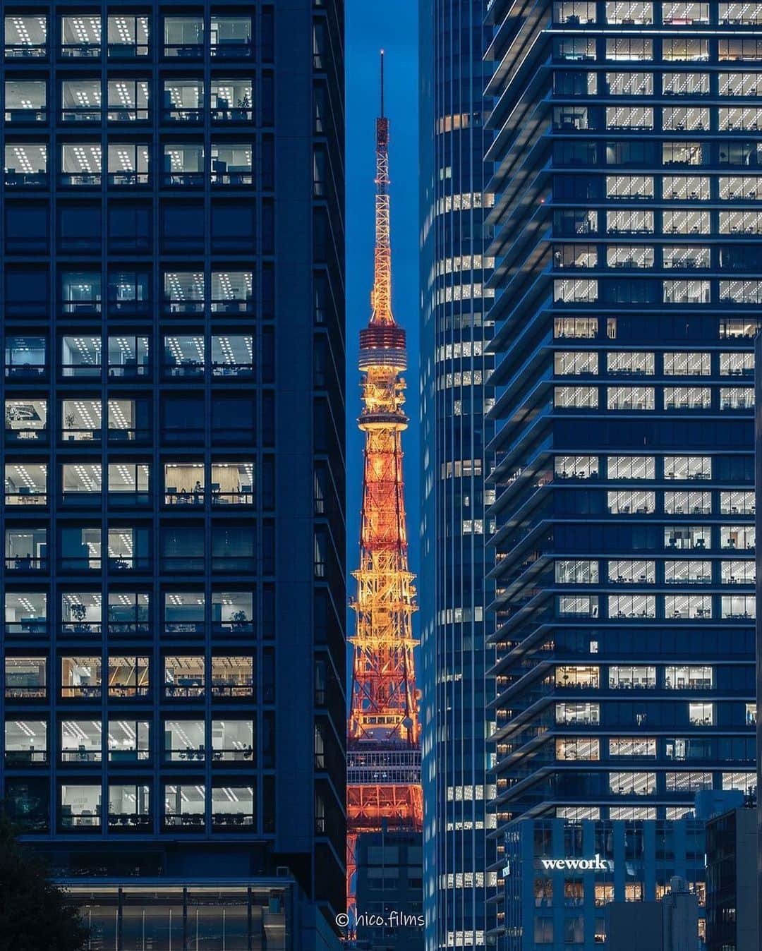 のインスタグラム：「Tokyo Tower peeking through a building gap in the evening🗼  Did you know that Tokyo Tower's lights change with the seasons? In summer, it's a cool white, and during the rest of the year, it glows in a warm orange.  -  夕方の東京タワーを、ビルの隙間から覗くような一枚🗼  東京タワーのライトアップは、季節によって色が変化するのをご存知でしたか？ 夏は白を基調とした涼し気な色、それ以外の期間は温かみのあるオレンジ色になります。  #tokyoartsandculture 📸: @hico.films  #tokyotower #tokyo #visittokyo #東京タワー #tokyotrip #tokyostreet #tokyophotography #tokyojapan #tokyotokyo #culturetrip #explorejpn #japan_of_insta #japan_art_photography #japan_great_view #theculturetrip #japantrip #bestphoto_japan #thestreetphotographyhub  #nipponpic #japan_photo_now #tokyolife #discoverjapan #japanfocus #japanesestyle #unknownjapan #streetclassics #timeless_streets  #streetsnap #artphoto」
