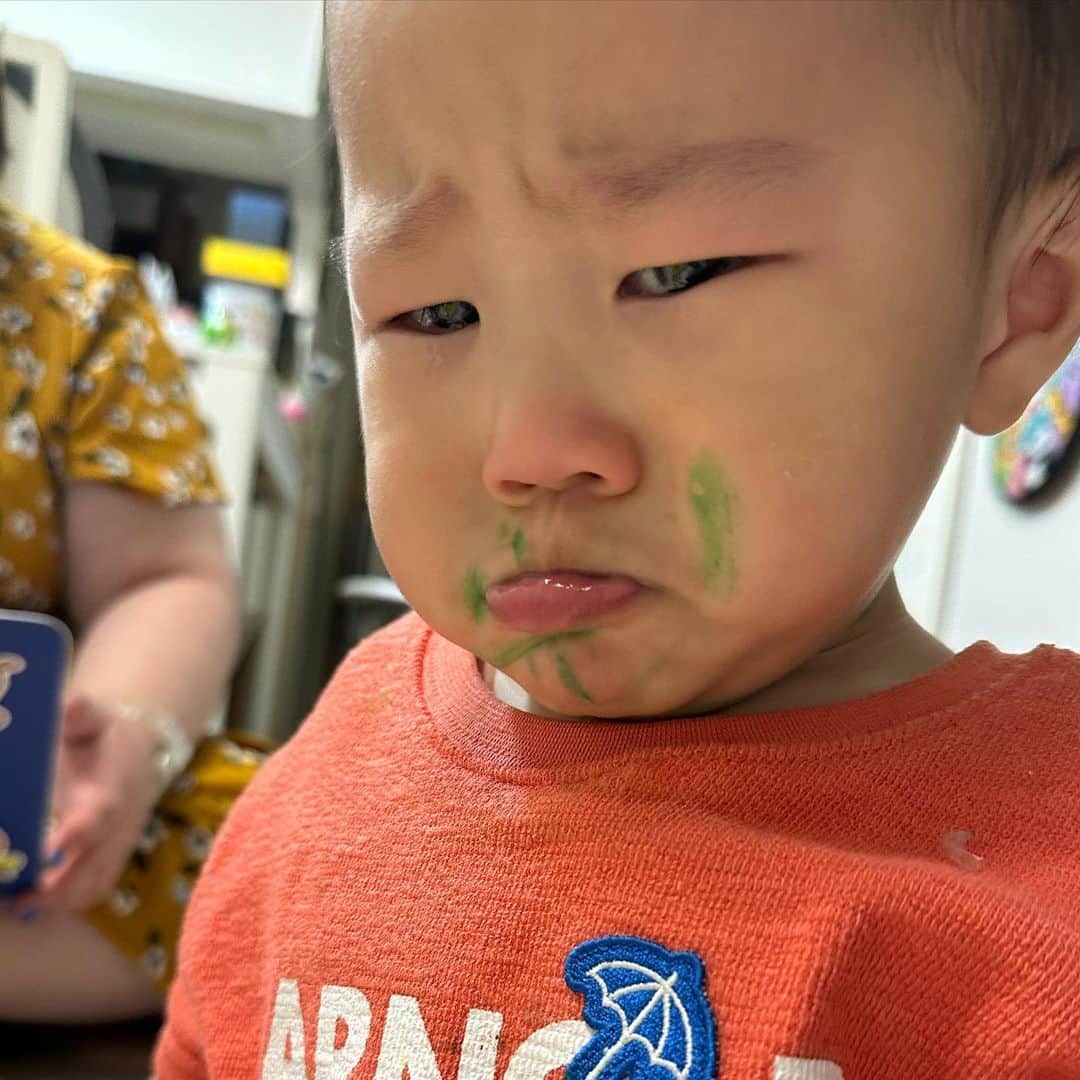 のインスタグラム：「わっ！っておどかしたら 泣くの我慢して怒ってきたw  ごめん🤣 イタズラが過ぎました😭‼️‼️‼️  #やさ丸 #1歳6ヶ月」
