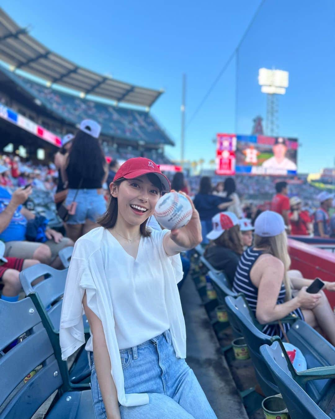 上村彩子のインスタグラム：「. . 先週夏休みをとり、 アメリカのカリフォルニアにいってきました。  旅の目的のひとつは、大谷翔平選手の 二刀流出場の試合をみること。  「ひるおび」のゲストの方たちの話から、 後半開幕戦に先発するだろうと早めに予測をたて 日程を組んでおき、ほぼ確実だな、となった時点で チケットを購入しました😌！  6回途中7奪三振5失点と 勝利こそ見ることはできませんでしたが、　 仲間のエラーのあと珍しく膝に手をつき 項垂れていたところから、 切り替えて次の投球をするまでの表情や気配の変化を 近くで見ることができた事が印象に残っています。  スポーツ観戦はやはり現地が1番ですね😆  「S⭐︎1」を担当していた時は MLBの取材に行く機会はなかったので 人生初観戦だったのですが、とても楽しかった🌭✨  #エンゼルス#大谷翔平　選手 #17#shotime#ShoheiOhtani #LosAngelesAngels」