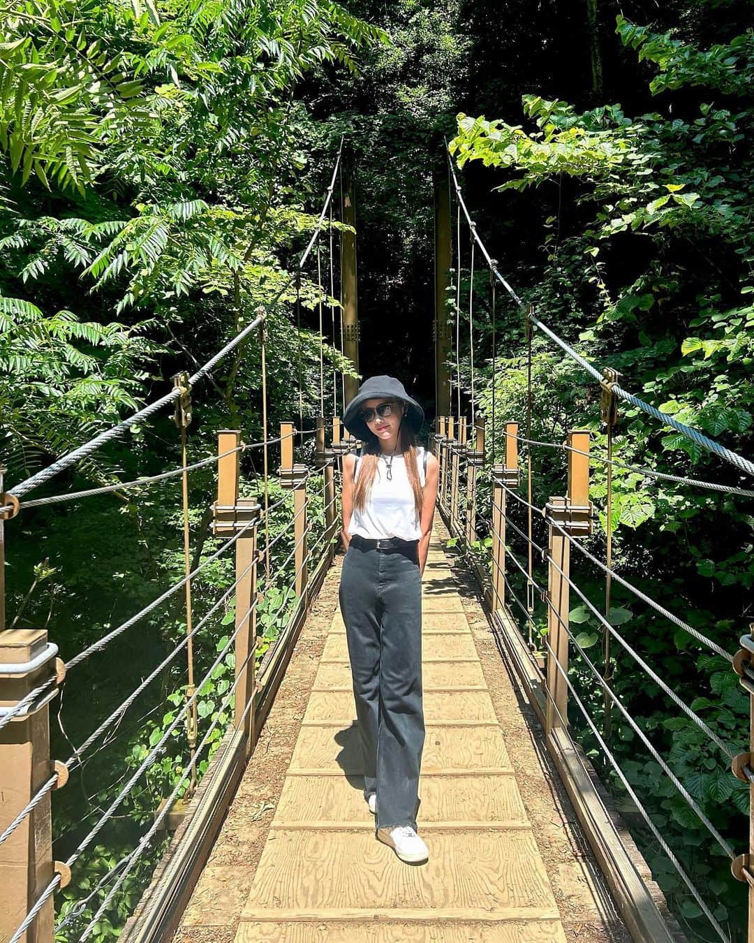 のインスタグラム：「・ ⁡ 初めての高尾山を登ったよ〜🏔🍃 ⁡ ⁡ 朝一で登ったのに日差しがほんとに強かったけど @hathomes_official UV帽子のおかげで 紫外線から顔は免れたー🤣✌🏻！笑 ⁡ ⁡ メッシュ素材で吸汗速乾だから 汗をかいても涼しかった🌀✨ ⁡ ⁡ ⁡ 楽天マラソン中 の7/26 01:59まで 50%OFFの2,145円(税込)で購入できるよ！ ⁡ ⁡ #HatHomes#ハットホームズ#ハットコーデ#帽子 #帽子コーデ#コットンエッジアップセーラー#pr #紫外線カット#UVカット#洗える帽子#プチプラコーデ#高尾山#pr」