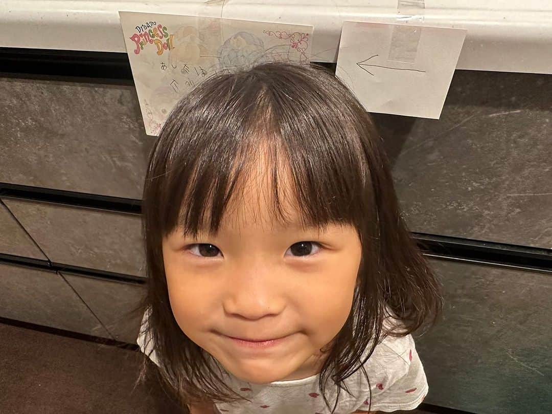 村方乃々佳のインスタグラム：「明日の朝ご飯にホットケーキが食べたくなったののちゃん🥞 お母さんが忘れないようにメモを書いてキッチンに貼ってありました🤭  あしたはほっとけーきをたべるよ  ほっとけーきのやじるしは ここだよ  ののか ほっとけーきたべる ぐは　ちょこそーす ちーず　ばたー  #村方乃々佳 #ののちゃん #ののかちゃん #ののちゃんねる #nonokamurakata #노노카 #NONOCHAN」