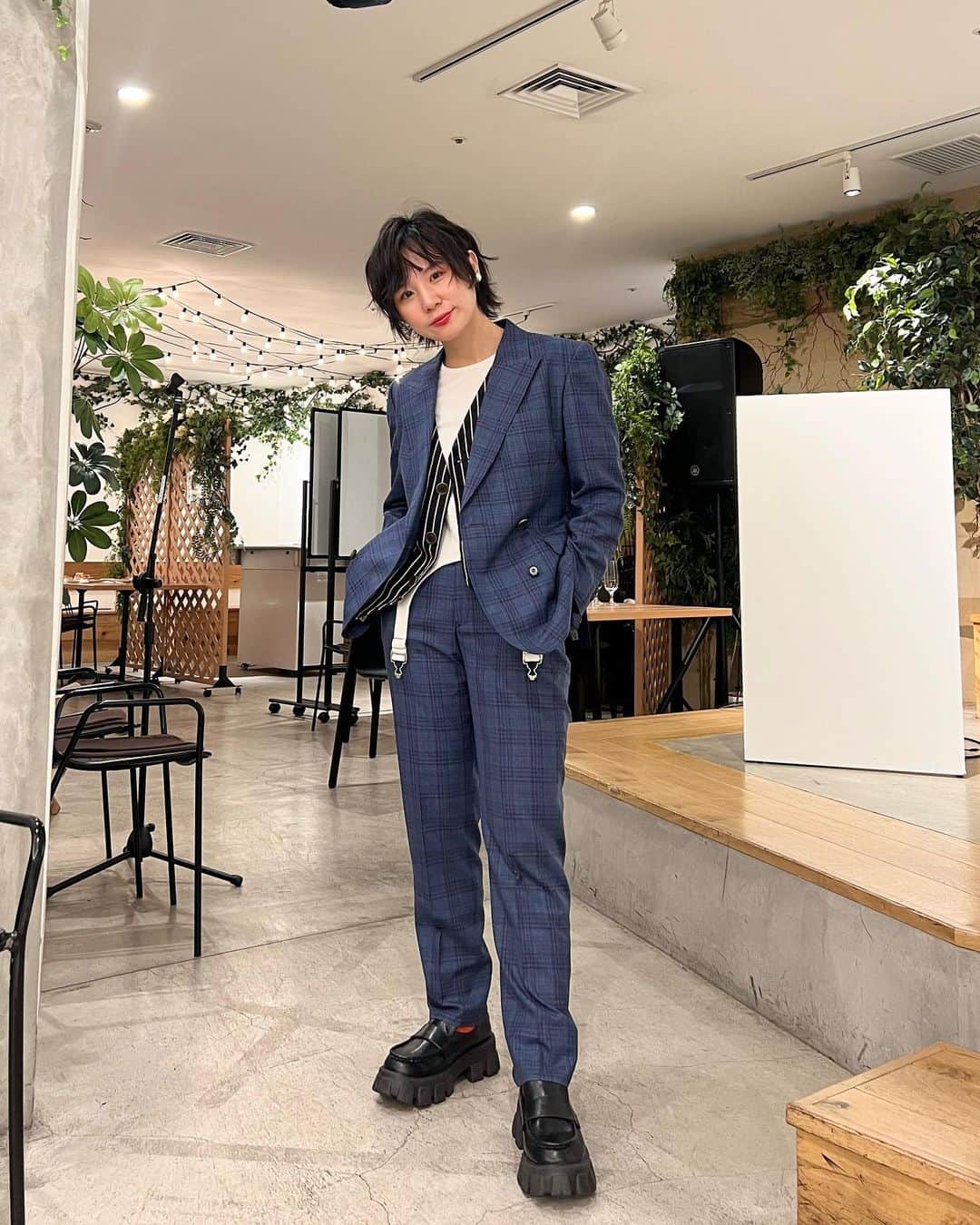 光永のインスタグラム：「リールで好評だったメンズライクな結婚式コーデ👰‍♀️ このスーツは、とても前に @keuzes_official さんでオーダーさせて頂いたものです👔❤️‍🔥 生地やらボタンの数やら全部こだわりました。当たり前やけどぴっったり過ぎてカッチョイイです！ だいぶ載せそびれてた蓮華ちゃんと撮ったやつは、シャツ合わせな別コーデです🙋 ㅤㅤㅤㅤㅤㅤㅤㅤㅤㅤㅤㅤ スーツ：#keuzes  Tシャツ：#casane ベスト：#diesel ㅤㅤㅤㅤㅤㅤㅤㅤㅤㅤㅤㅤ ㅤㅤㅤㅤㅤㅤㅤㅤㅤㅤㅤㅤ #ootd #結婚式コーデ #メンズライクコーデ #ボーイッシュコーデ #メンズライクショート #レイヤードコーデ #結婚式お呼ばれコーデ #ボーイッシュ」