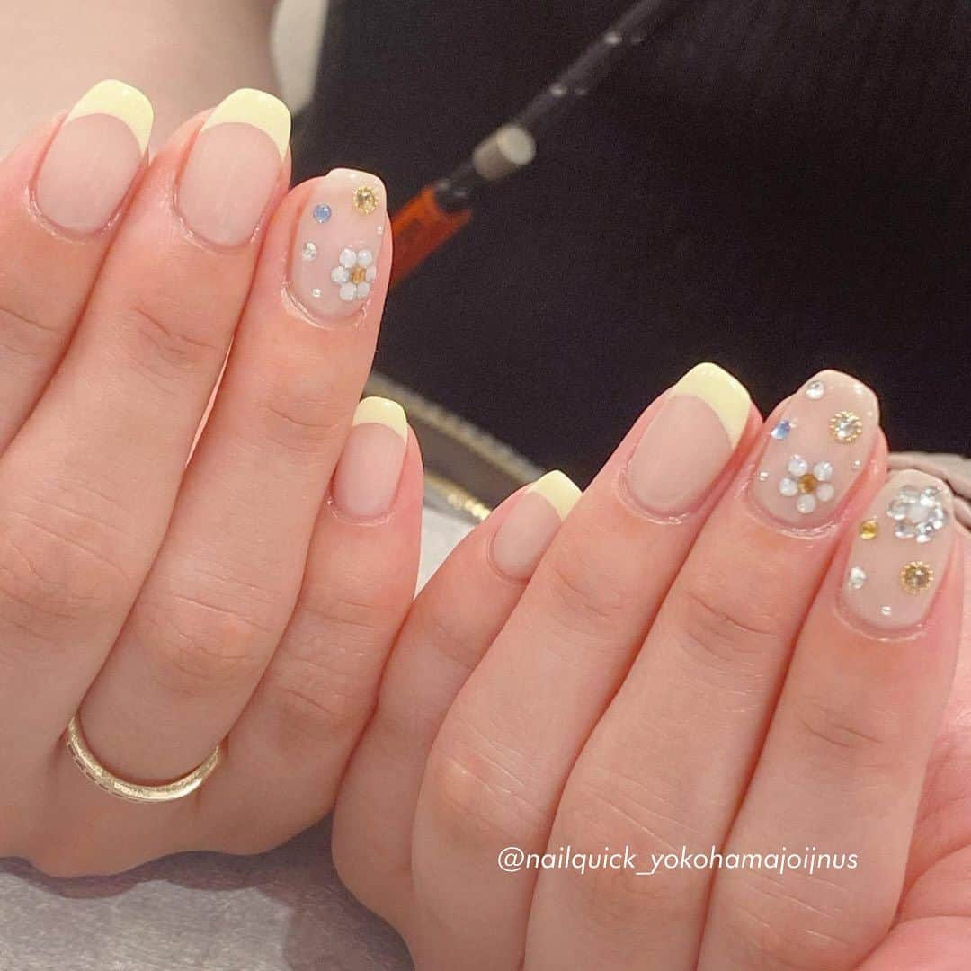 ネイルサロンならネイルクイックさんのインスタグラム写真 - (ネイルサロンならネイルクイックInstagram)「@nailquick⁣ 大きめカラーストーンが可愛い🍒🩵⁣ ⁣ ⁣ 〰️🏷①②まいめ⁣ @spanail_otemachi ⁣ スパネイル大手町店⁣ ⁣ ⁣ 〰️🏷③まいめ⁣ @nailquick_marubiru⁣ ネイルクイック丸ビル店⁣ ⁣ ⁣ 〰️🏷④まいめ⁣ @nailquick_lumine_ikebukuro⁣ ネイルクイックルミネ池袋店⁣ ⁣ ⁣ 〰️🏷⑤⑥⑦まいめ⁣ @nailquick_yokohamajoinus ⁣ ネイルクイック横浜ジョイナス店⁣ ⁣ ⁣ 〰️🏷⑧まいめ⁣ @nailquick_periechiba ⁣ ネイルクイックオアシスペリエ千葉店⁣ ⁣ ⁣ID:1147 8月までシンプル定額です🍒 ⁣ ⋱⋰ ⋱⋰ ⋱⋰ ⋱⋰ ⋱⋰ ⋱⋰ ⋱⋰⁣ ⁣ デザインに使われているカラー、ストーン、パーツ等に関しましては、店舗によって在庫状況が異なります。⁣ 在庫切れの場合は、似ているカラー、ストーン、パーツをご案内させていただくことがございますので、あらかじめご了承ください。⁣ ⁣ ⁣ パーツの持ち込みOK です🙆🏼‍♀️⁣ ━━━━━━━━━━━━━━━━━━⁣ 📲@nailquick ネット予約のメニュー⁣ ⁣ 【ハンド】ジェルコース＋フレンチなどお好みのアート両手4本以上（税込8800円＋アート代別）（目安:1時間45分） ⁣ ━━━━━━━━━━━━━━━━━━⁣ ⁣ ⁣ ⋱⋰ ⋱⋰ ⋱⋰ ⋱⋰ ⋱⋰ ⋱⋰ ⋱⋰⁣ ⁣ ⁣ 🟫#ネイルサロン は @nailquick⁣ 🟪#ジェルネイル は @nailparfaitgel⁣ ⬜️#ハンドケア には @spanail_product⁣ ⁣ ⁣ ⁣ 🤚🏼✋🏼 #ネイルクイック⁣ ⁣ お爪の健康を考えたネイル専門店⁣ ケア、マニキュア、ジェルネイル、お客さまのご要望やお爪の状態を伺い、一人ひとりにあうメニューをご提供します。⁣ ⁣ ⋱⋰ ⋱⋰ ⋱⋰ ⋱⋰ ⋱⋰ ⋱⋰ ⋱⋰⁣ ⁣ ⁣ #夏ネイル2023 #ストーンネイル #ストーンネイルデザイン #ビジューネイル #大人かわいいネイル #浴衣ネイル #ニュアンスネイル #イベントネイル #うるうるネイル #カラフルネイル #スイカネイル #韓国ネイル #個性派ネイル #ネイルパフェジェル #nailquick #ネイルクイック」7月21日 19時55分 - nailquick