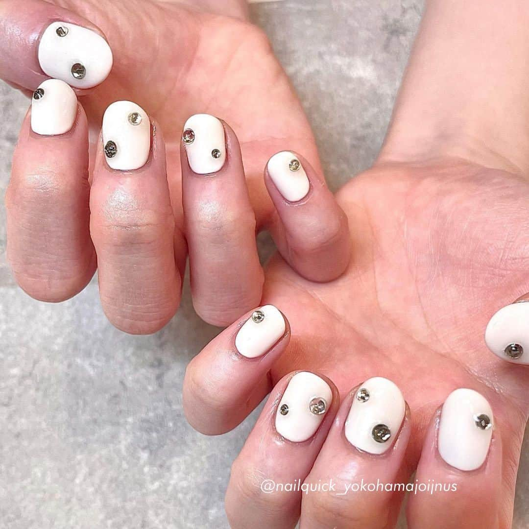 ネイルサロンならネイルクイックさんのインスタグラム写真 - (ネイルサロンならネイルクイックInstagram)「@nailquick⁣ 大きめカラーストーンが可愛い🍒🩵⁣ ⁣ ⁣ 〰️🏷①②まいめ⁣ @spanail_otemachi ⁣ スパネイル大手町店⁣ ⁣ ⁣ 〰️🏷③まいめ⁣ @nailquick_marubiru⁣ ネイルクイック丸ビル店⁣ ⁣ ⁣ 〰️🏷④まいめ⁣ @nailquick_lumine_ikebukuro⁣ ネイルクイックルミネ池袋店⁣ ⁣ ⁣ 〰️🏷⑤⑥⑦まいめ⁣ @nailquick_yokohamajoinus ⁣ ネイルクイック横浜ジョイナス店⁣ ⁣ ⁣ 〰️🏷⑧まいめ⁣ @nailquick_periechiba ⁣ ネイルクイックオアシスペリエ千葉店⁣ ⁣ ⁣ID:1147 8月までシンプル定額です🍒 ⁣ ⋱⋰ ⋱⋰ ⋱⋰ ⋱⋰ ⋱⋰ ⋱⋰ ⋱⋰⁣ ⁣ デザインに使われているカラー、ストーン、パーツ等に関しましては、店舗によって在庫状況が異なります。⁣ 在庫切れの場合は、似ているカラー、ストーン、パーツをご案内させていただくことがございますので、あらかじめご了承ください。⁣ ⁣ ⁣ パーツの持ち込みOK です🙆🏼‍♀️⁣ ━━━━━━━━━━━━━━━━━━⁣ 📲@nailquick ネット予約のメニュー⁣ ⁣ 【ハンド】ジェルコース＋フレンチなどお好みのアート両手4本以上（税込8800円＋アート代別）（目安:1時間45分） ⁣ ━━━━━━━━━━━━━━━━━━⁣ ⁣ ⁣ ⋱⋰ ⋱⋰ ⋱⋰ ⋱⋰ ⋱⋰ ⋱⋰ ⋱⋰⁣ ⁣ ⁣ 🟫#ネイルサロン は @nailquick⁣ 🟪#ジェルネイル は @nailparfaitgel⁣ ⬜️#ハンドケア には @spanail_product⁣ ⁣ ⁣ ⁣ 🤚🏼✋🏼 #ネイルクイック⁣ ⁣ お爪の健康を考えたネイル専門店⁣ ケア、マニキュア、ジェルネイル、お客さまのご要望やお爪の状態を伺い、一人ひとりにあうメニューをご提供します。⁣ ⁣ ⋱⋰ ⋱⋰ ⋱⋰ ⋱⋰ ⋱⋰ ⋱⋰ ⋱⋰⁣ ⁣ ⁣ #夏ネイル2023 #ストーンネイル #ストーンネイルデザイン #ビジューネイル #大人かわいいネイル #浴衣ネイル #ニュアンスネイル #イベントネイル #うるうるネイル #カラフルネイル #スイカネイル #韓国ネイル #個性派ネイル #ネイルパフェジェル #nailquick #ネイルクイック」7月21日 19時55分 - nailquick