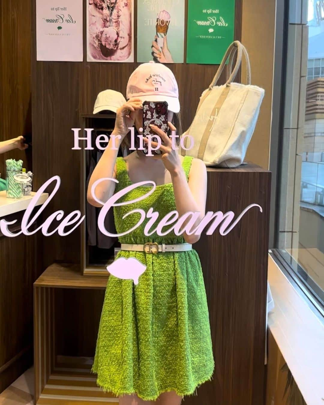 エリンコさんのインスタグラム写真 - (エリンコInstagram)「🍨🌴💚 . 明日7/22から始まる期間限定イベント @herlipto_icecream へ 一足お先にお邪魔してきたよ🍨💚 . ブランド @herlipto 世界観をイメージした 9種類のアイスクリーム🍨 . アイスの他にも６種類のドリンクもあって いろいろ楽しめるよっ🥰🫧 限定アイテムも発売されてたよぉ🎀 . アイスのグリーンに合わせて 珍しくグリーン系のお洋服にしてみたっ🍀 黄緑のカラーのお洋服は初めてきたかも🫣💚 . Her lip to Ice Cream THE VACATION SHOP 📍東京都港区六本木6-10-1 六本木ヒルズヒルサイド 2F 期間：2023年7月22日(土）～8月20日（日） 時間：11:00～20:00 (L.O. 19:30)、金土・祝前日は 11:00 ~ 21:00 (L.O. 20:30) . #herlipto #herliptocafe #houseofherme #herliptoicecreamthevacationshop #东京 #时尚潮流 #可爱的 #六本木カフェ #小嶋陽菜 #六本木グルメ #東京カフェ #東京スイーツ #カフェ巡り #カフェ #東京カフェ巡り #tokyo #期間限定 #六本木ヒルズ #アイス #icecream #えりんコーデ #えりんこヘアアレンジ #えりんこカフェ巡り」7月21日 19時56分 - erinko0315