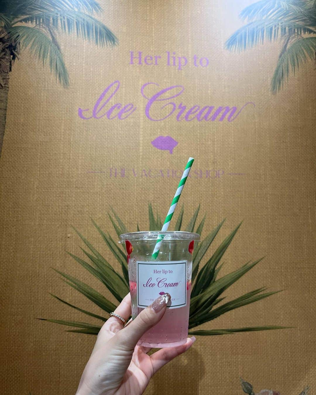 エリンコさんのインスタグラム写真 - (エリンコInstagram)「🍨🌴💚 . 明日7/22から始まる期間限定イベント @herlipto_icecream へ 一足お先にお邪魔してきたよ🍨💚 . ブランド @herlipto 世界観をイメージした 9種類のアイスクリーム🍨 . アイスの他にも６種類のドリンクもあって いろいろ楽しめるよっ🥰🫧 限定アイテムも発売されてたよぉ🎀 . アイスのグリーンに合わせて 珍しくグリーン系のお洋服にしてみたっ🍀 黄緑のカラーのお洋服は初めてきたかも🫣💚 . Her lip to Ice Cream THE VACATION SHOP 📍東京都港区六本木6-10-1 六本木ヒルズヒルサイド 2F 期間：2023年7月22日(土）～8月20日（日） 時間：11:00～20:00 (L.O. 19:30)、金土・祝前日は 11:00 ~ 21:00 (L.O. 20:30) . #herlipto #herliptocafe #houseofherme #herliptoicecreamthevacationshop #东京 #时尚潮流 #可爱的 #六本木カフェ #小嶋陽菜 #六本木グルメ #東京カフェ #東京スイーツ #カフェ巡り #カフェ #東京カフェ巡り #tokyo #期間限定 #六本木ヒルズ #アイス #icecream #えりんコーデ #えりんこヘアアレンジ #えりんこカフェ巡り」7月21日 19時56分 - erinko0315