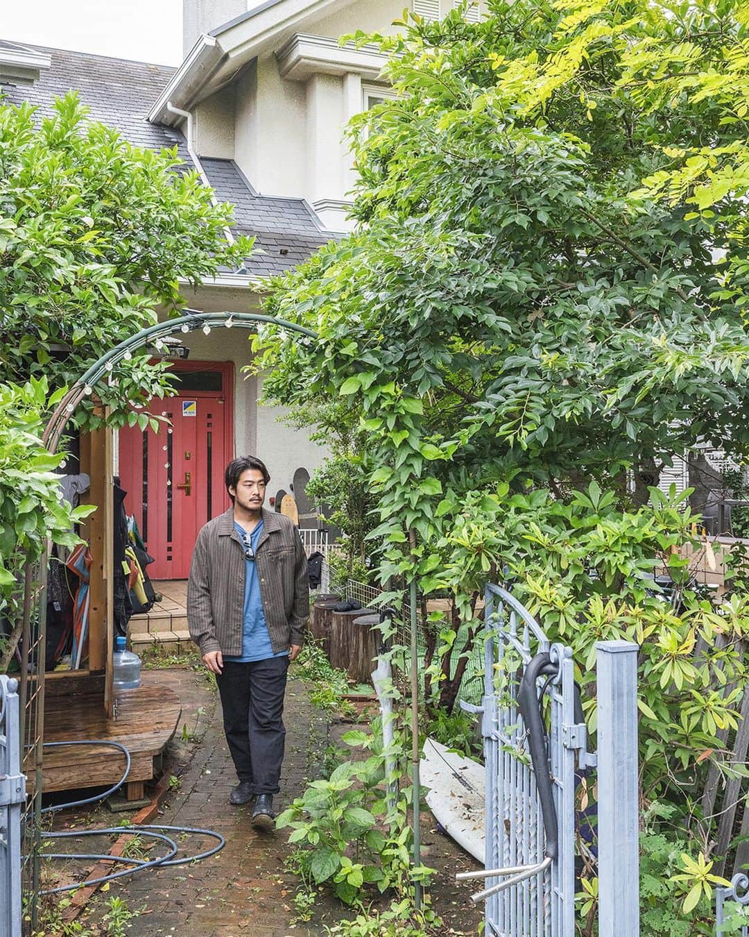ZERO-CUBE+FUNさんのインスタグラム写真 - (ZERO-CUBE+FUNInstagram)「. LIFE LABELとHAPPY OUTSIDE BEAMSが作る住まい、 「Sunny Track House」は、家にいながら外を感じられる。  @kaitoohashi  サーファーとして世界で活躍している大橋海人さんは、この家に人知れず親近感を抱いているのだとか。 その理由と理想の過ごし方とは。  記事は @lifelabel_official プロフィールから。  #lifelabel #ライフレーベル #lifelabelmagazine #houseisentertainment #Lmag  #暮らし #暮らしを楽しむ #家づくり #庭のある暮らし #バーベキュー #アウトドア #サーファーズハウス #サーフィンのある生活 #サーフィンライフ #ベランダ #ウッドデッキ #ウッドデッキのある家 #倉庫 #犬と暮らす #犬と暮らす生活 #アウトドアライフ #理想の家づくり #開放的な家 #サニートラックハウス #SunnyTrackHouse #サーフィンのある暮らし #アウトサイドリビング #バーベキューテラス」7月21日 19時56分 - lifelabel_official