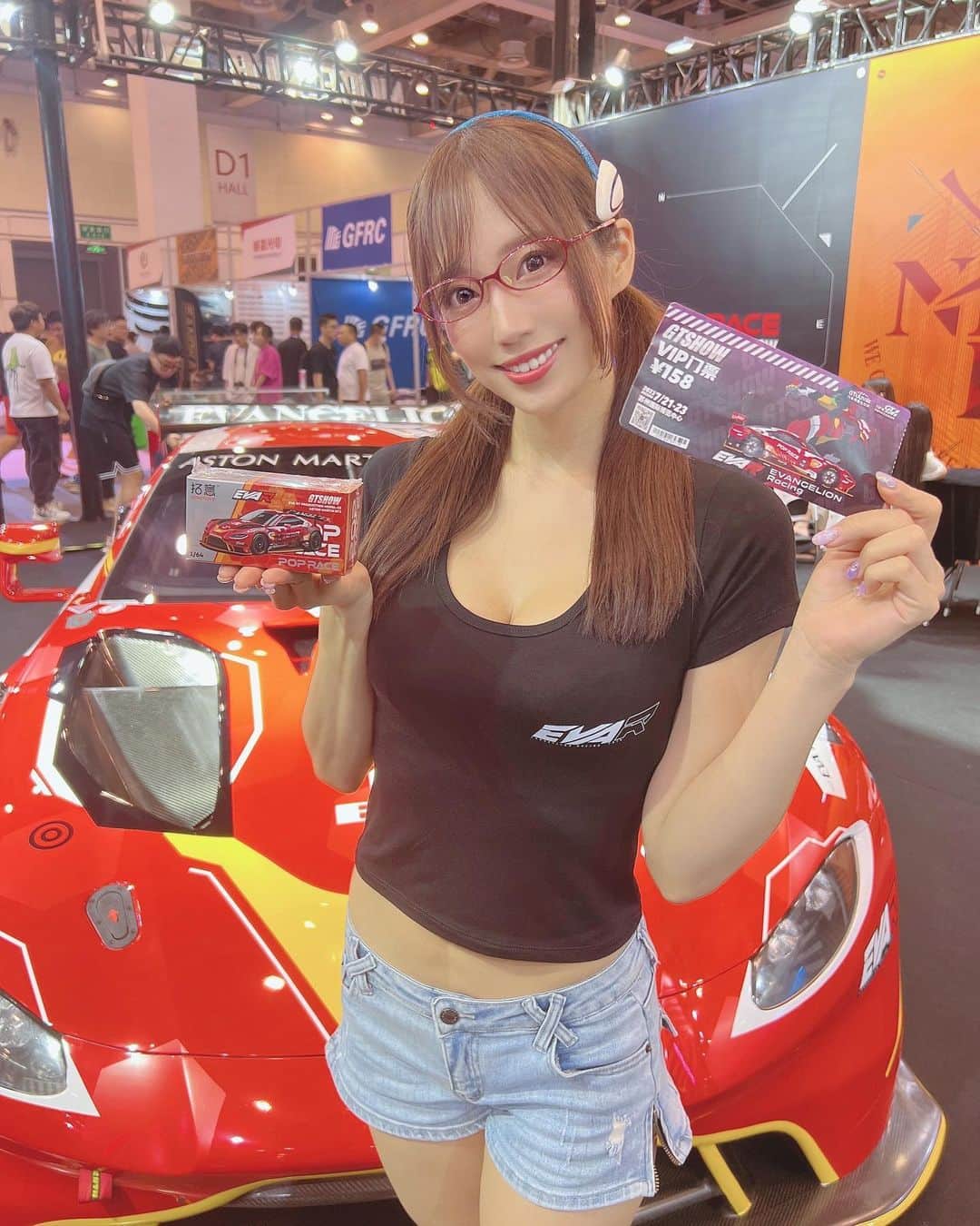 霧島聖子さんのインスタグラム写真 - (霧島聖子Instagram)「本日～23日まで中国蘇州にて開催のGT SHOWにて‼️ エヴァンゲリオンレーシングのミニカーを商品化いただいている「POP RACE」様のアンバサダーとして、今回はエヴァレーシングからマリ役の私が応援に来ました✨ POP RACEブースではエヴァンゲリオン弐号機カラーのエヴァRT弐号機アストンマーチンGT3が展示されており、今回こちらのミニカーをご購入下さっている方にサイン会を実施しています👓 このGTSHOWというイベント、勿論私が行くのは初めてなんですが会場の広さにもイベントの盛り上がり具合にもびっくり！国内で言うとオートサロンのような雰囲気でとっても賑やかです🙌 サイン会ではエヴァンゲリオンシリーズのファンの方が沢山ご来場くださって、中にはマリの写真を見てここまで会いに来ましたと言ってくれた方も…！嬉しすぎ(。ʚ̴̶̷ωʚ̴̶̷。)💓 23日迄楽しみながらアンバサダー活動頑張ります🫶   #エヴァンゲリオンレーシング  #evaracing  #GTSHOW  #ミニカー  #アンバサダー  #racequeen  #RQ  #レースクイーン  #弐号機  #astonmartin」7月21日 19時57分 - seiko_kirishima