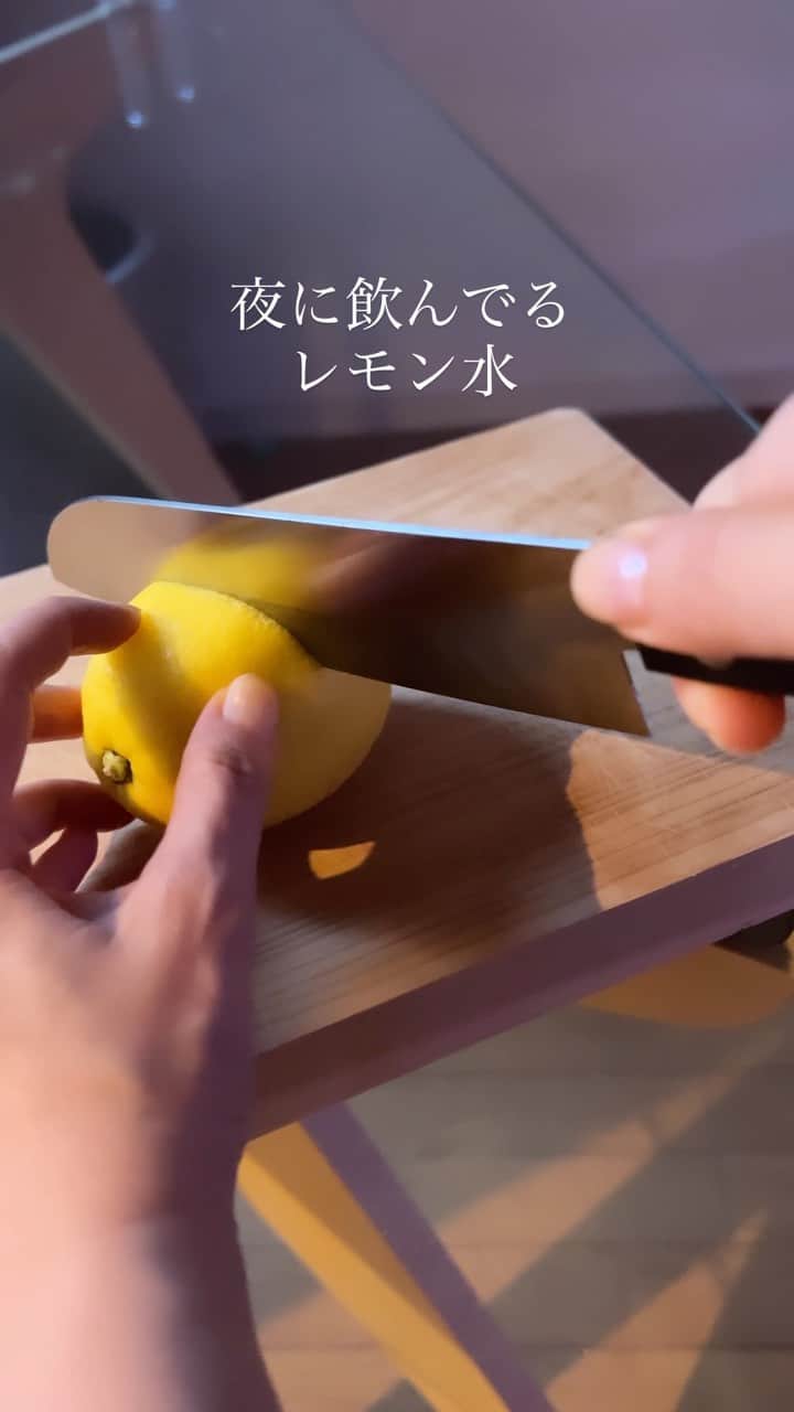 本島彩帆里のインスタグラム：「地味に続けている、夜のレモン水🍋 ⁡ 私は毒素や水分排出と ビタミンC補給、疲労回復のために ゆるゆると続けています。 ⁡ ⁡ ⁡ クエン酸はカリウムの吸収を高めるので 血流UPや疲労回復(夏バテ予防)にもおすすめ。 ⁡ ⁡ ビタミンCの含有量が高いので 紫外線のケアになるけど、 ⁡ レモンに含まれるソラレンという成分が 紫外線の感受性を高めることがあるのと 最近特に夕方以降むくみやすいので 夜にレモン水を飲むようにしています🌝  レモン絞るのはフォーク使あと楽ちんです🤍 ⁡ ⁡ 割と年中とるようにしてるけど 暑くて紫外線が強い今年の夏 バテ気味な人にもとくにおすすめ❣️ ⁡ ⁡ 他の果実の説も検証したこちらの記事がわかりやすかったので参考までにリンク載せておきます◎ ⁡ 🔍「果物や野菜に含まれるソラレンの量はどのくらい？」にお答えします／駒澤大学 https://www.komajo.ac.jp/uni/window/healthy/he_diary_teacher_20002.html ⁡」