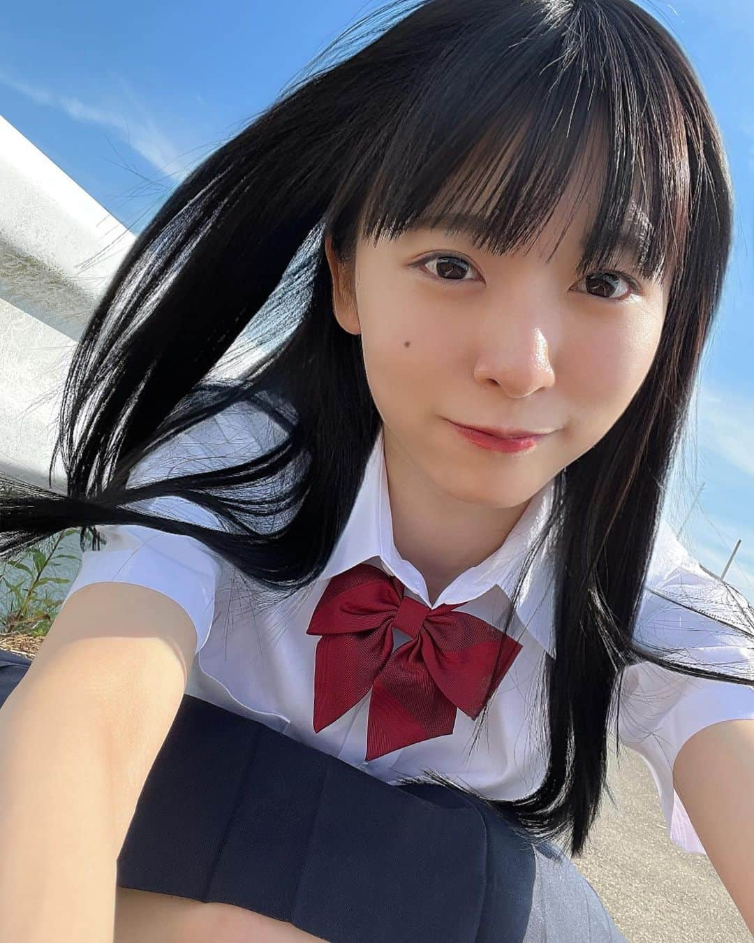 橋本美桜のインスタグラム：「制服最後かもって思った日から制服着る頻度増えたのなんかウケる。⁡ ⁡ ⁡ ⁡ #アイドル #IDOL #偶像 #パッツン前髪 #ロングヘア  #黒髪 #黒髪ロング #黒髪ストレート #ストレートヘア #ナチュラルメイク #夏 #制服 #セーラー服 #ootd」