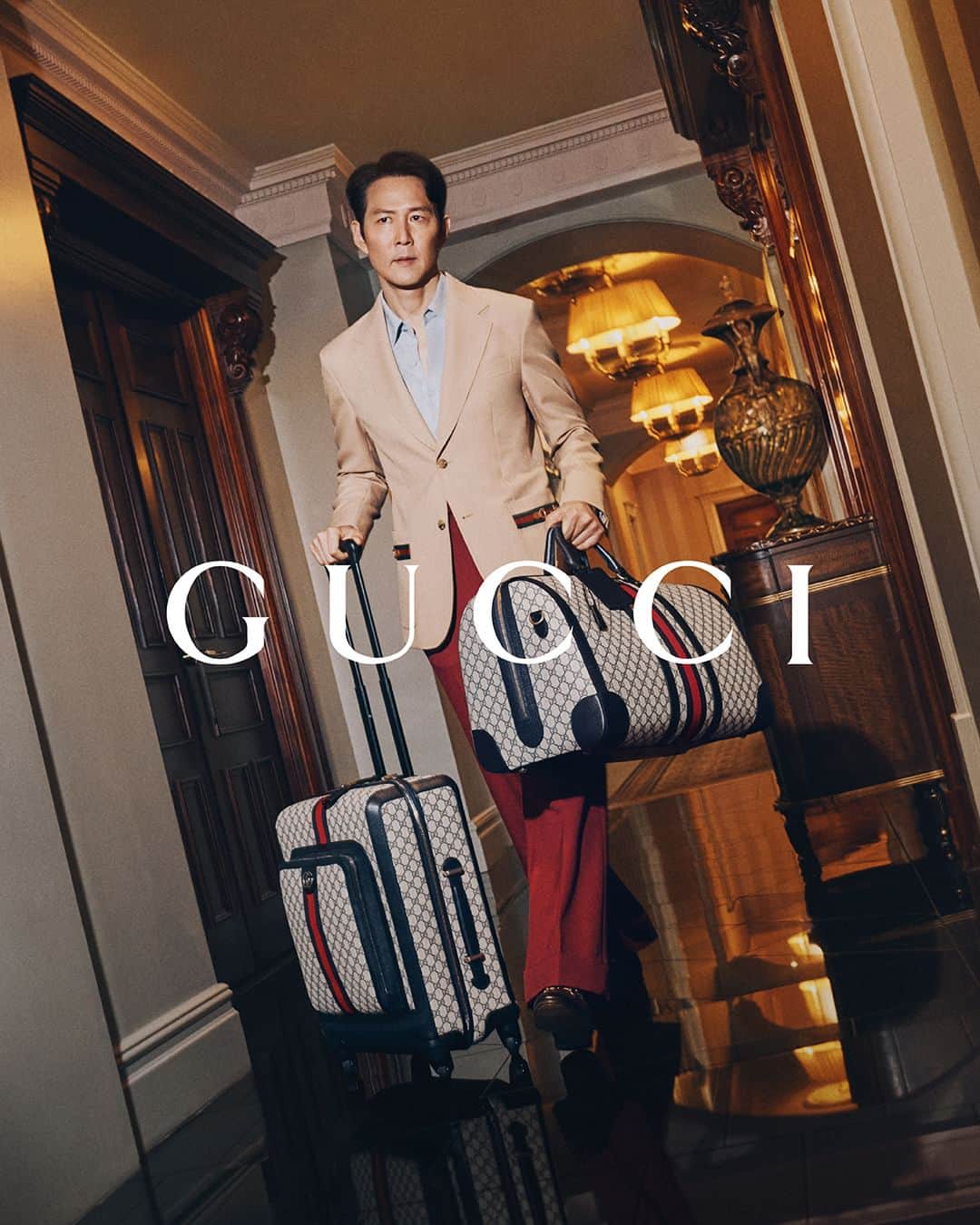 グッチのインスタグラム：「Global Brand Ambassador Jungjae Lee travels with Gucci Savoy luggage to the very place that inspired its name, as well as the dream of founder Guccio Gucci at the turn of the century. Discover the latest chapter of the Gucci Valigeria campaign at the link in bio.   @from_jjlee #JungjaeLee #GucciValigeria」