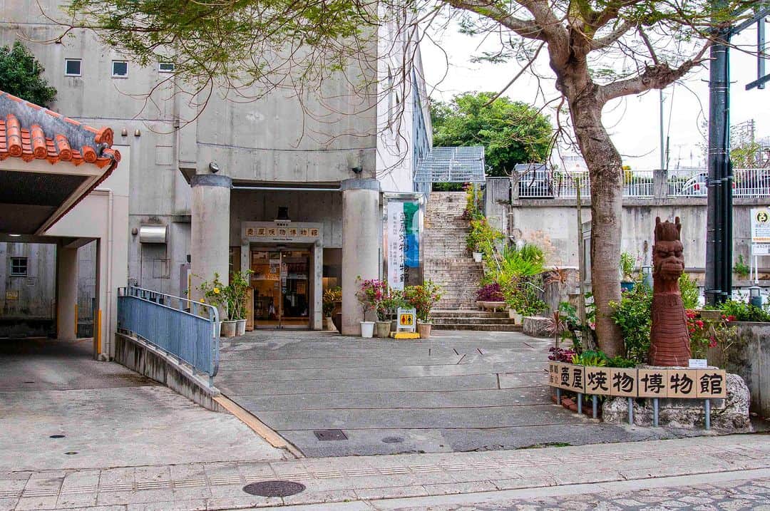 Be.okinawaさんのインスタグラム写真 - (Be.okinawaInstagram)「Yachimun, or Okinawan pottery, has origins in earthenware dating back over 6,600 years! 🏺  At Naha's Tsuboya Yachimun Street, you can take a glimpse of how these special crafts are made and bring home a piece of Okinawa's historical culture as a souvenir 🍵🍽️!   #japan #okinawa #visitokinawa #okinawajapan #discoverjapan #japantravel #okinawaculture #okinawatradition #okinawapottery #tiles #okinawacraft #pottery #shurijo」7月21日 20時00分 - visitokinawajapan