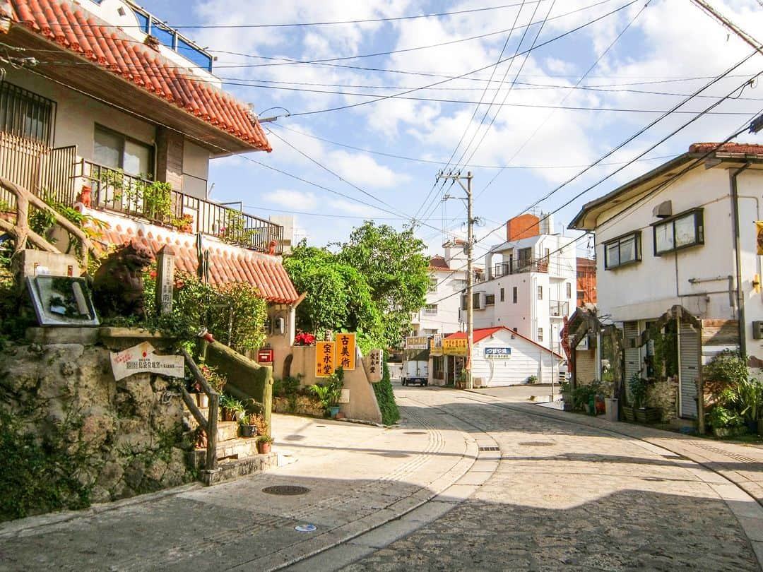 Be.okinawaさんのインスタグラム写真 - (Be.okinawaInstagram)「Yachimun, or Okinawan pottery, has origins in earthenware dating back over 6,600 years! 🏺  At Naha's Tsuboya Yachimun Street, you can take a glimpse of how these special crafts are made and bring home a piece of Okinawa's historical culture as a souvenir 🍵🍽️!   #japan #okinawa #visitokinawa #okinawajapan #discoverjapan #japantravel #okinawaculture #okinawatradition #okinawapottery #tiles #okinawacraft #pottery #shurijo」7月21日 20時00分 - visitokinawajapan