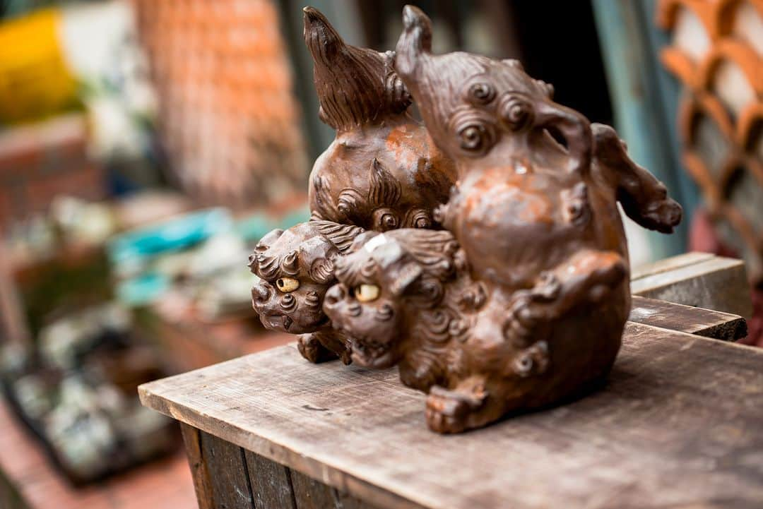 Be.okinawaさんのインスタグラム写真 - (Be.okinawaInstagram)「Yachimun, or Okinawan pottery, has origins in earthenware dating back over 6,600 years! 🏺  At Naha's Tsuboya Yachimun Street, you can take a glimpse of how these special crafts are made and bring home a piece of Okinawa's historical culture as a souvenir 🍵🍽️!   #japan #okinawa #visitokinawa #okinawajapan #discoverjapan #japantravel #okinawaculture #okinawatradition #okinawapottery #tiles #okinawacraft #pottery #shurijo」7月21日 20時00分 - visitokinawajapan