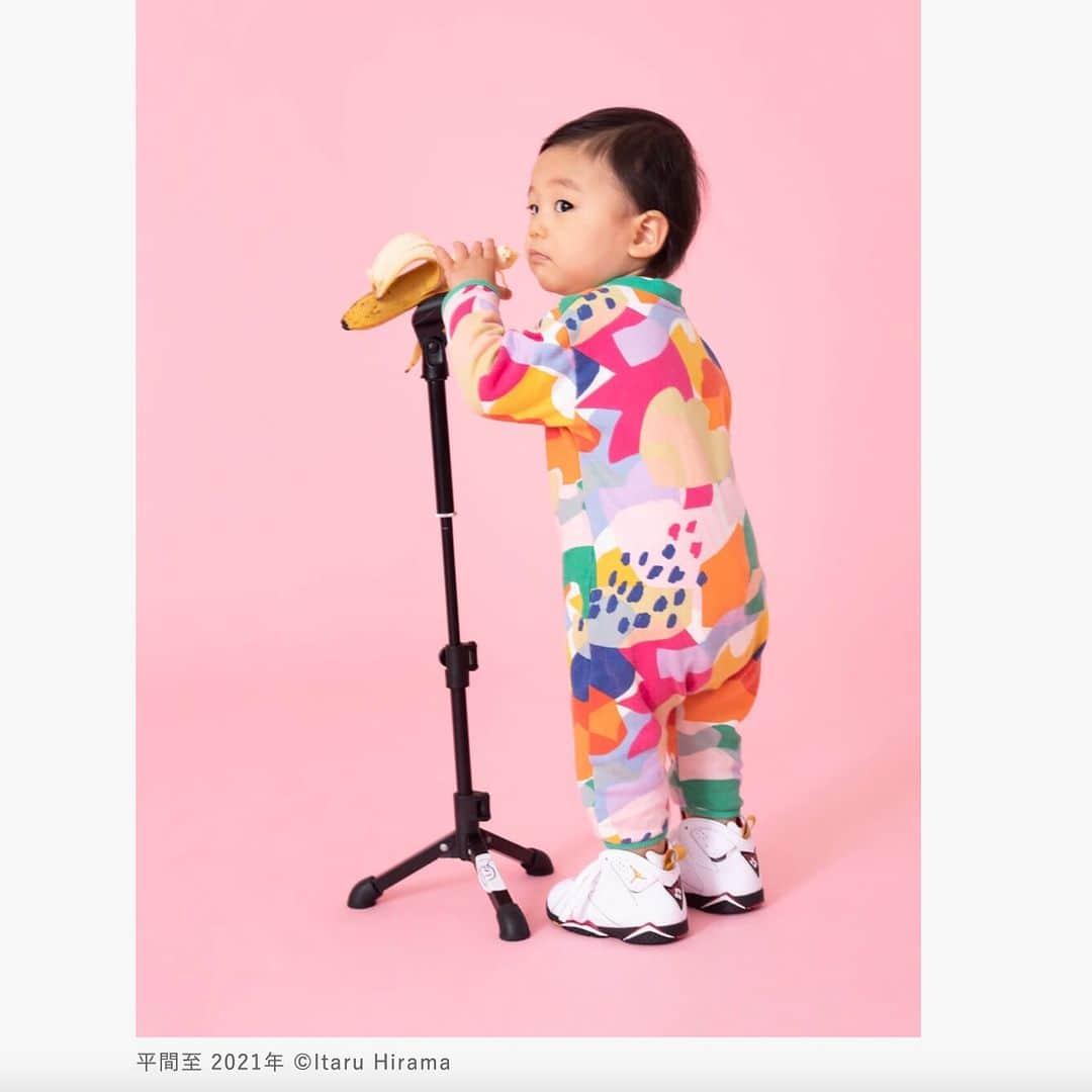 のインスタグラム：「【平間至さんインタビュー】 写真家が向き合っているもの‥‥について 自由に語っていただく不定期連載、第13弾。 ご登場いただくのは、平間至さんです。  平間さんといえば、音楽誌のカバー、 ＣＤのジャケット、そして何より 時代を画した「タワレコ」の広告 『NO MUSIC, NO LIFE.』で、 名だたるミュージシャンを撮影してきた人。  世代的にも 「憧れの写真をたくさん撮ってる平間さん」 なのですが、お話をうかがってみると、 平間さんの現在地は、 「その先の先の、もっと先」にありました。  @hobonichi1101 やストーリーのリンクから どうぞ！ https://www.1101.com/n/s/itaru_hirama/2023-07-21.html  #平間至 さん @itaru_hirama #インタビュー  #ほぼ日 #ほぼ日刊イトイ新聞  #ほぼ日のよみもの」