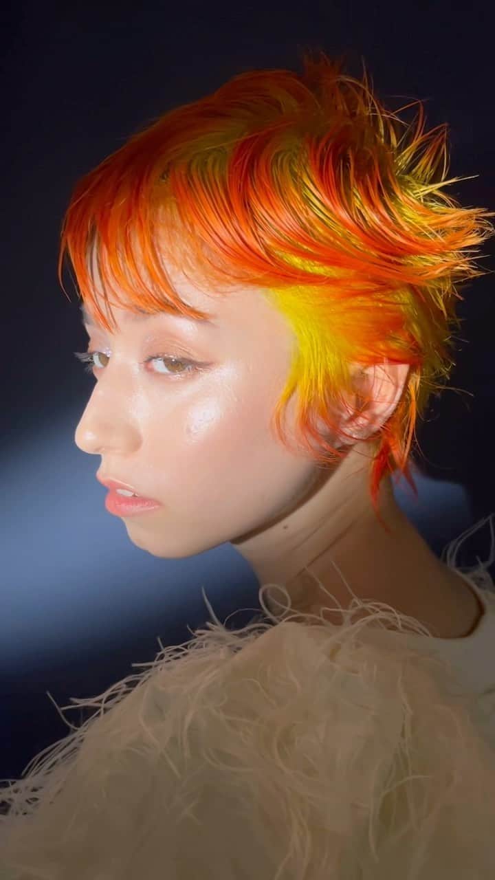 栗原貴史のインスタグラム：「IZANAGI 8月号　オフショット  @peekaboo_newoman_shinjuku @peekabooacademyofficial @peekaboosalonsofficial @peekaboo_webacademy  #新宿美容室  #newoman新宿  #骨格補正  #骨格補正カット #ボブ  #グラボブ  #ショートヘア #ショートカット #ショートボブ #丸みショート #ゆとりショート #フェイスレイヤー #facelayerd #shortcut #hairistyle #contrastdesign #contrastcolor #bob #peekabooneeomanshinjuku」
