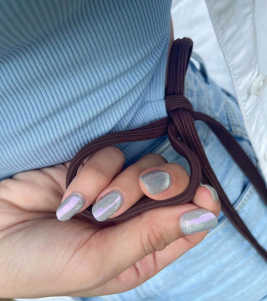山神アリシアのインスタグラム：「ここ1年ちょっと、セルフネイルにハマってる💅  色もちょっとだけ混ぜ合わせて、今回はマグネットに。その上からさらにユニコーンパウダー塗って、マーメイドっぽく🧜‍♀️  普段はお仕事であまり出来ないから、全然上達しないけど、何かを作るって楽しいね♡  #セルフネイル　#夏ネイル」