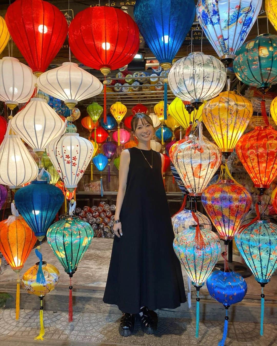 rats1316のインスタグラム：「・ 📍 Hoi An ---Night Market---  ホイアンは南北に長いベトナムのちょうど中ほどに位置する世界文化遺産に登録されている港町。 ホイアン旧市街のアンホイ橋を渡った先に毎夜開催されているナイトマーケットはベトナムへ行ったら来たかった場所の一つ🇻🇳 キラキラしてて活気があって、幻想的な雰囲気もあって歩いてるだけでワクワク楽しめる場所。 料理もお酒もぜーんぶ美味しくて、心もお腹も満たされました🫶🏼 ・ ・ ・ #ベトナム#ベトナム観光#ベトナム航空#trip#ベトナム観光局#旅#ベトナムへ行こう#ホイアン#ホイアンナイトマーケット」