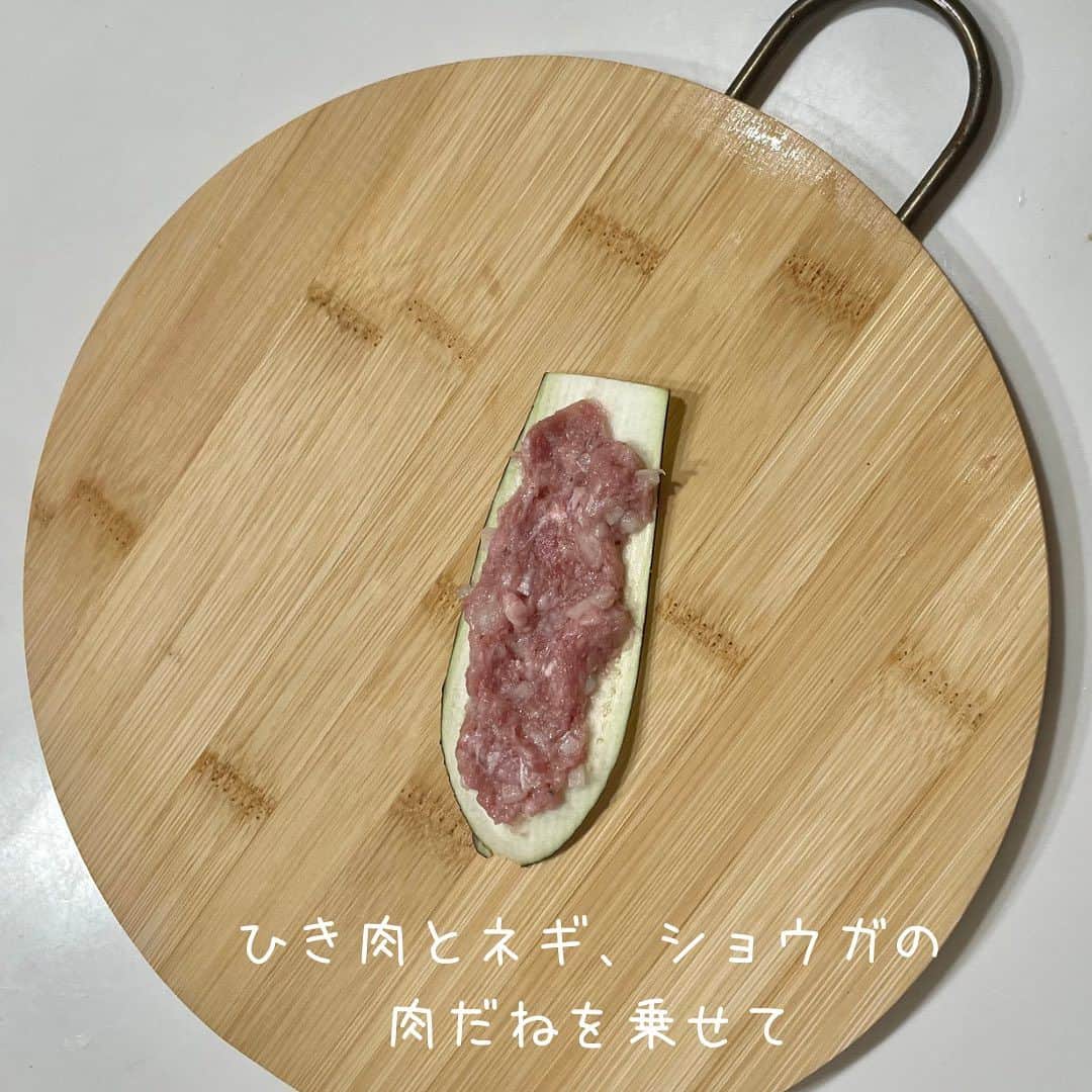 maki ogawaさんのインスタグラム写真 - (maki ogawaInstagram)「冷蔵庫に中途半端に残っていた、 夏野菜を使ってお弁当を作りました。  ①茄子のくるくる肉巻き天ぷら ②シシトウの揚げ浸し ③枝豆ナムル ④きゅうりの甘酢漬け ⑤ミニトマト ⑥コーンバターごはん です。  ①の天ぷらは 小麦粉に片栗粉を少し加えて 衣を作りました。 小麦粉だけの衣より、さっくり揚がります。  ②シシトウの揚げ浸しは 素揚げしたあと、 市販の白だしに漬け込みます。  ③枝豆ナムルはごま油と鶏がらスープの元、お好みで塩コショウで味を整えます。  ④板ずりしたきゅうりと薄切りにした玉ねぎをすし酢に漬けます。  茄子のくるくる肉巻き天ぷらは ズッキーニでも作れますし、 シシトウの揚げ浸しは ピーマンやゴーヤ、かぼちゃを加えても。 きゅうりの甘酢漬けには ミョウガを足してもよかったかも。  夏は美味しい野菜がいっぱいで 嬉しいですね。  私はゴーヤが好きっ❤️ 皆さんはどの夏野菜が好きですか？  #お弁当おかず #夏弁当  #おうちごはん #おうちごはんlover  #おうちごはんラバー  #ouchigohanlover #ouchigohan  #手作り弁当 #手作り弁当記録  #お弁当 #おべんと  #お弁当記録 #夏野菜弁当  #夏野菜レシピ  #普通のお弁当  #いつものお弁当  #obento #obento_diary_jp #oben #bentoexpo #lin_stagrammer #foodphotography #foodporn」7月21日 20時00分 - cuteobento