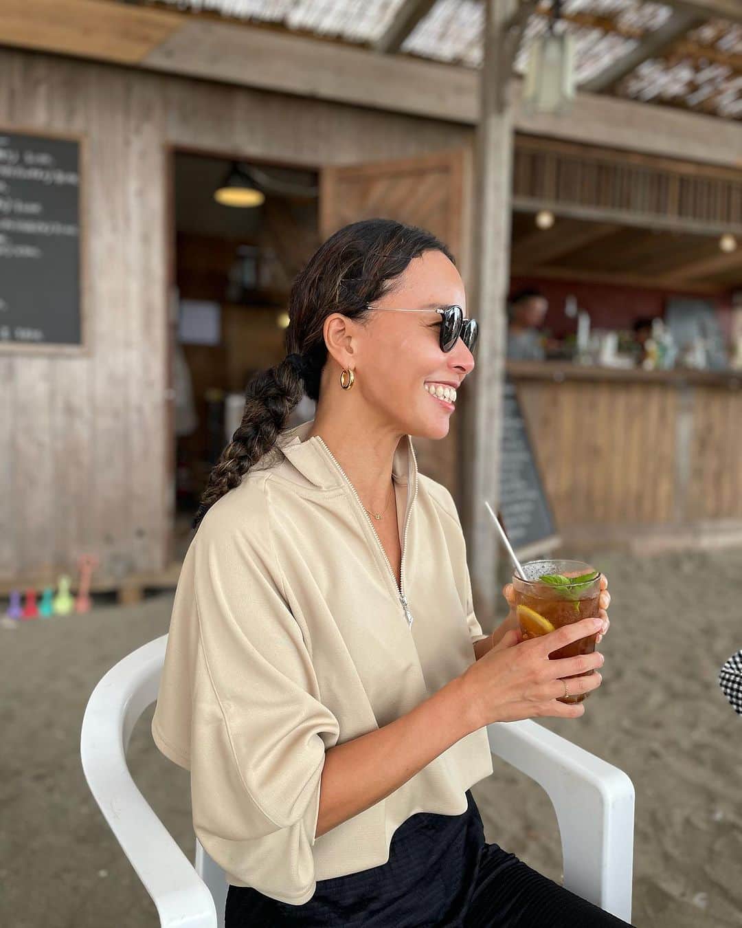 渋木さやかのインスタグラム：「🌻夏休み突入🌻  ドングリ小1の初めての夏休み。 8月に長いお休みをいただくことにしました。  ⠀ 限りあるものだからこそ、大切にしなくてはいけない毎日なのに、怒涛のように過ごしてきた2022年。 「最期の一日だと思って過ごす」なんてよく耳にする言葉にソワソワしながら、”何もしてない自分”に追い立てられて、フワフワしちゃったりして。  ⠀ 「大丈夫、わたしにはわたしのペースがある」 わたしのペースとやりたいことを今一度。  ⠀ 「ちょっと待って」「うるさい」「やめなさい」とドングリへ時間短縮と短い指示を出し(指示は90%伝わらないが)「宿題やりなさい妖怪」になっていたので、「宿題へ導く妖怪」になろうと思います。そして自分のヨガもインプットしながら過ごしたいと思ってます。  　 ずっと訪れていなかったインドにも行こうと思ってます🇮🇳 しかもwithドングリ👦🏻(ｶﾚｰそんな食べないのに)  ⠀ みんな2023年の夏をいっぱい楽しもうね☀️ うちの夫は休みなしのフル稼働。皆さん何かのイベントで会ったら声かけてあげて下さい。肩凝ってますから。(私は揉まない) ⠀ ⠀  🌱8月のレギュラーClass🌱 8/8 材木座テラス @gypsea_by_honey_official 以外は全てお休みになります。 生徒さんスタジオの皆様にご迷惑おかけしますが、どうぞ宜しくお願い致します🙇  ___________________  🏖️薄手のtopsは水着の上に羽織りつつ、水着素材のパンツを履いて海の家で過ごすんだ。  Tops @amerivintage × @pumajapan  Pants @taara_clothing   #渋木のオススメ #鎌倉ライフ #ビーチライフ #海のある暮らし #湘南ライフ #逗子葉山 #逗子海岸」