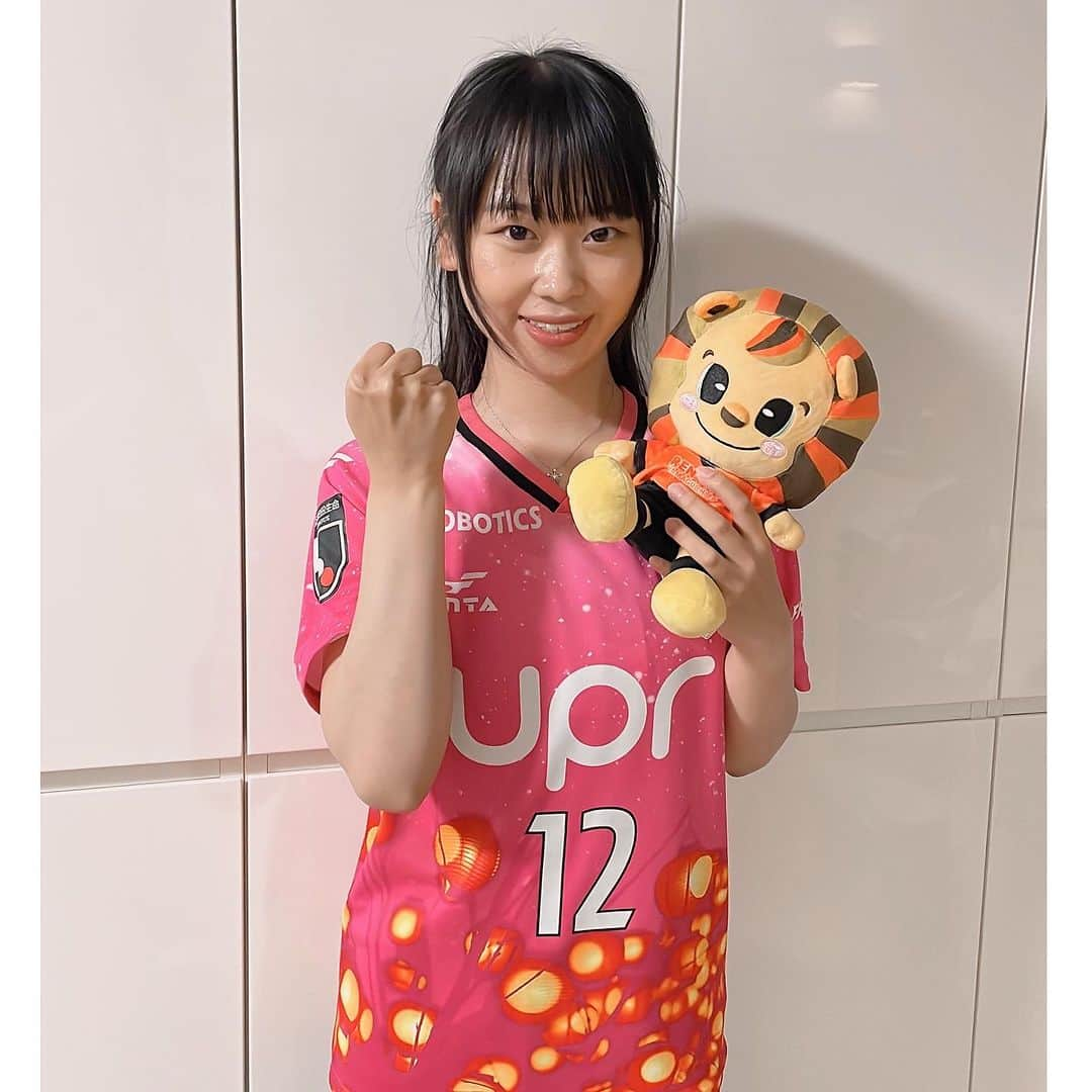 RIONのインスタグラム：「明日はいよいよホーム戦！ #レノファ山口 vsブラウブリッツ秋田は夏ユニで！ ピッチの選手の皆さんの姿が楽しみ🥹 きっと勝利の灯火がスタジアムに溢れる！🏮✨  そして15:00〜 グッズ売り場で｢#レノ丸のうた｣CD販売中‼️ 私も行ける時は売ってるので、是非お寄り下さい😌  勝つぞ！✊🏻🔥 . . #レノファ #renofa  #レノ丸 #レノ丸かわいい  #レノ丸のうた #拡散希望RTお願いします #拡散希望RT #RION #リリース #拡散希望RT #音大生 #Dearest  #Remember  #エレクトーン  #hikari  #音楽ユニット　 #Libraryconcert #山口県 #周南市  #徳山駅 #徳山駅前図書館　 #山口タレント図鑑　 #シンガーソングライター　 #弾き語り  #エレクトーン弾き語り #フォローお願いします #バイオリン #ピアノ  #ライブ」