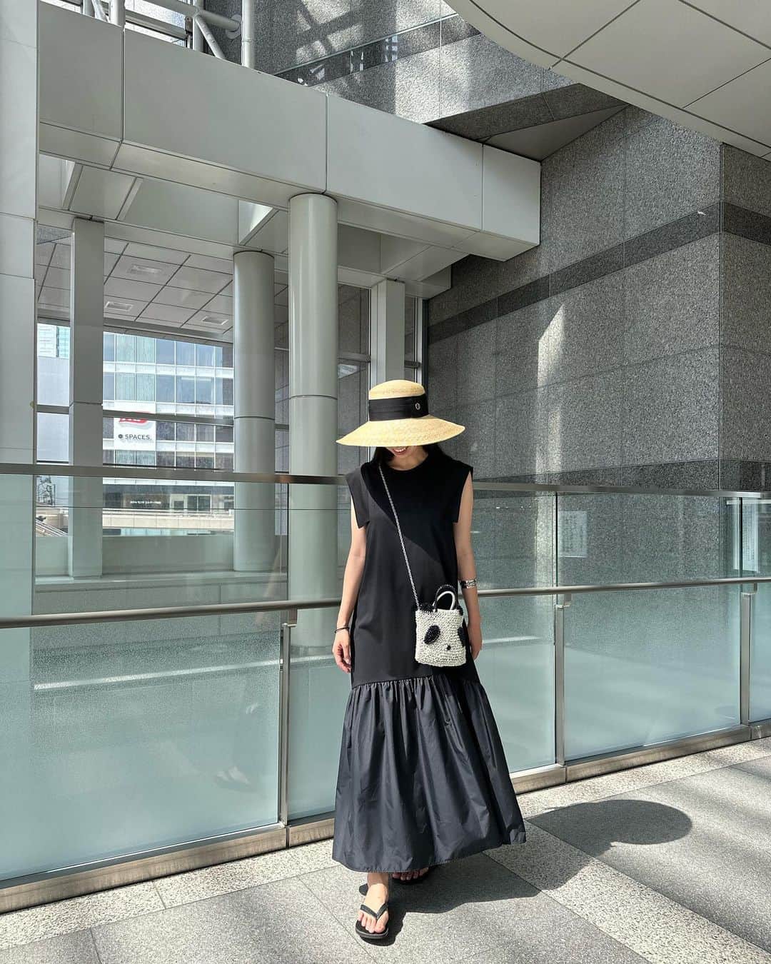 鈴木詩織のインスタグラム：「異素材mixのワンピ🖤 カットソー部分は着心地いいし、シャカシャカはシワになりにくいから最高ですっ🥹  dress/ @newans.official  bag / @anteprima_japan  hat / @chapeaud_o   暑くてワンピばかり着がち😂  ⁡  #shiorin_styling#newans#anteprima#chapeaudo」