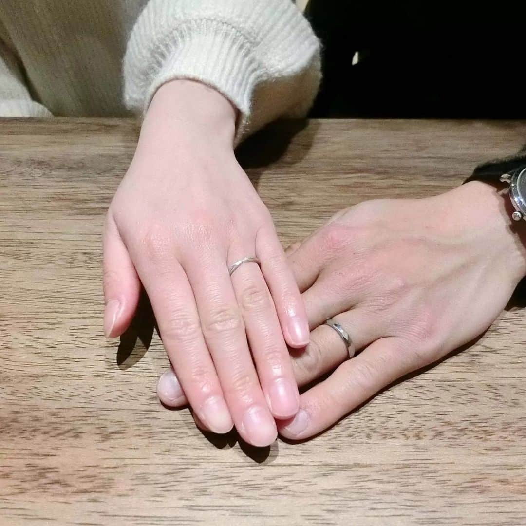 ith / イズ オーダメイド結婚指輪さんのインスタグラム写真 - (ith / イズ オーダメイド結婚指輪Instagram)「こだわりをお持ちところが 魅力的なお二人なので、 結婚指輪もお互いのセンスを信じて それぞれのデザインを選ばれました。  男性はエッジが立った 多面のデザインを、 1面だけ鏡面仕上げで輝かせ コントラストを作ってのお仕立て。  女性はかわいいものがお好きなので、 お気に入りのリボンシェイプと かわいらしいミル打ちの装飾で仕上げています。  着けてみると、 やっぱりお二人それぞれにお似合いで またとない組み合わせが見つかりましたね。  ▽ 指輪について 結婚指輪(男性)：クリスターロ Pt950：167,000円〜  結婚指輪(女性)：リボン ウーノ Pt950：132,000円〜  お問い合わせコード：18264  *********************************** ⧉ ith 公式WEB  @ith_marriage アカウントTOPへ 　 ☞ プロフィールURLをタップ  ⧉ 公式ハッシュタグ   ☞ #イズマリッジ   ⧉ 暮らしに寄り添うジュエリー  ith online store ☞  @ith_jewelry   ***********************************  #結婚指輪 #マリッジリング  #プラチナ #リボン #名古屋花嫁 #カスタマイズ #オーダーメイド #オーダーメイドリング #手仕事 #結婚指輪オーダー #アトリエ #ゴールドリング  #ダイヤモンド #結婚指輪探し #結婚指輪選び #指輪選び #指輪探し #結婚準備 #婚約 #プロポーズ #プレ花嫁  #花嫁準備 #2023秋婚 #2023冬婚  #2024春婚 #2024夏婚 #職人」7月21日 20時05分 - ith_marriage