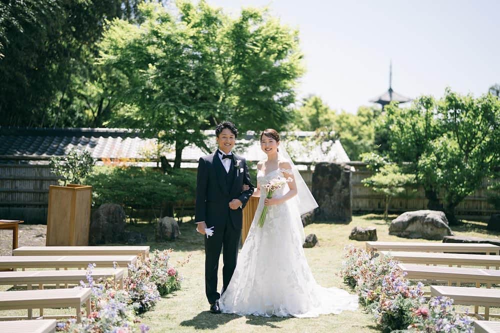 THE SODOH WEDDING OFFICIALのインスタグラム：「. Garden wedding  歴史ある「ねねの道」を進んだ先にあるのは 京都らしさ溢れる プライベートガーデンウェディング  ここTHE SODOH HIGASHIYAMA KYOTOで おふたりらしい挙式を作りませんか？ .  Photo by @kyoto_laviephotography   >>@sodoh_wedding   #sodoh花嫁#thesodohhigashiyamakyoto  #ザソウドウ東山京都#sodoh#pdsのある人生#weddingdress #dress #kyoto #wedding  #thetreatdressing#プレ花嫁#卒花嫁#結婚準備#式場探し#関西花嫁#京都花嫁#東京花嫁#京都結婚式#東山#入籍#プロポーズ#前撮り#結婚式#ウェディングドレス#ウェディングヘアメイク」