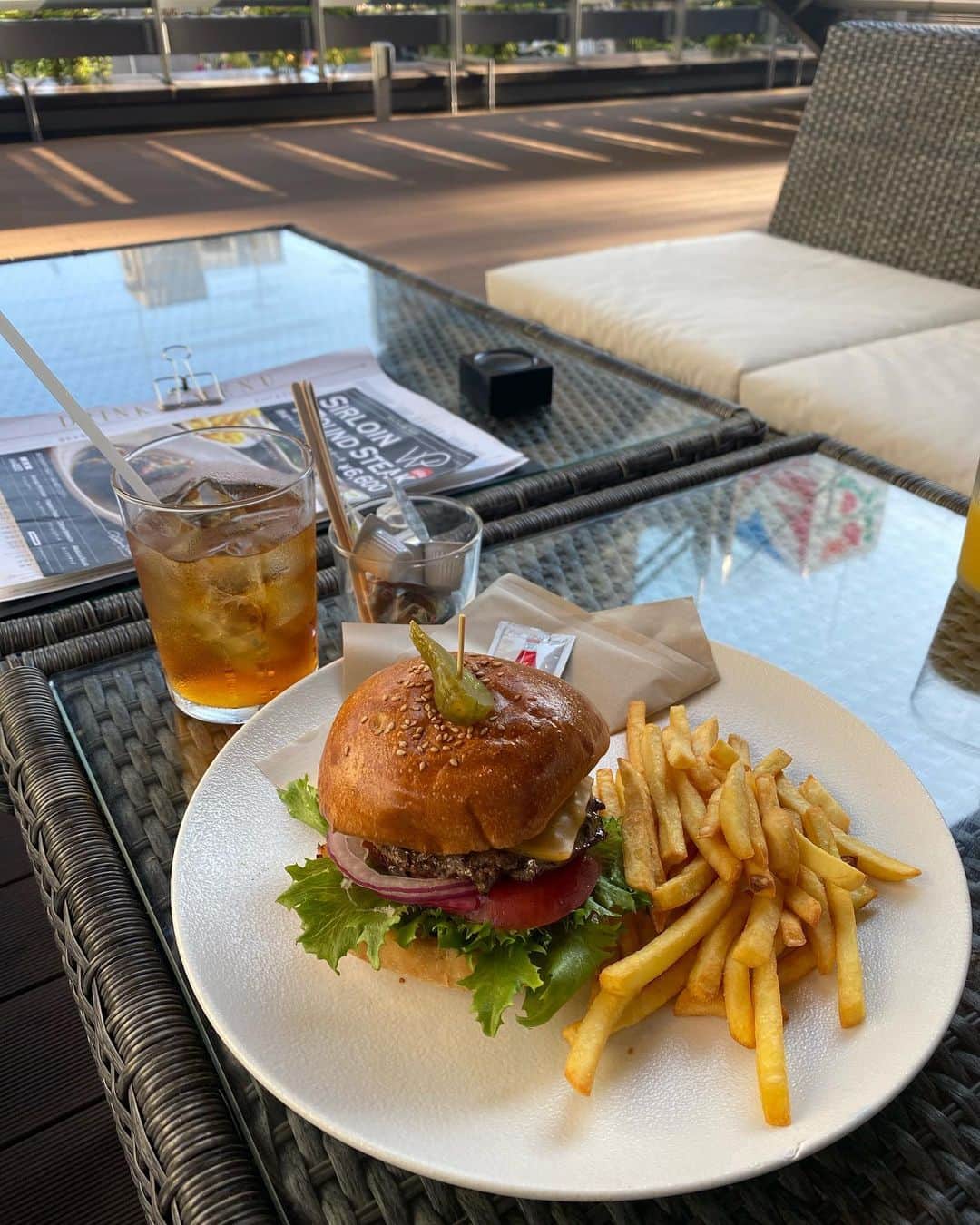 のインスタグラム：「お外でランチ🍔🍴︎ お店が一段落するランチとディナーの中間？の時間に行くと、いい席に座れるし、ごはんもゆっくり食べれるからすき。♥  #ハンバーガー #久しぶり」
