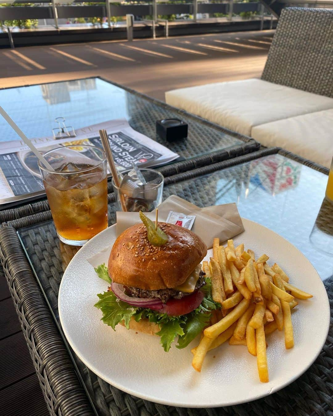 横島ふうかのインスタグラム：「お外でランチ🍔🍴︎ お店が一段落するランチとディナーの中間？の時間に行くと、いい席に座れるし、ごはんもゆっくり食べれるからすき。♥  #ハンバーガー #久しぶり」