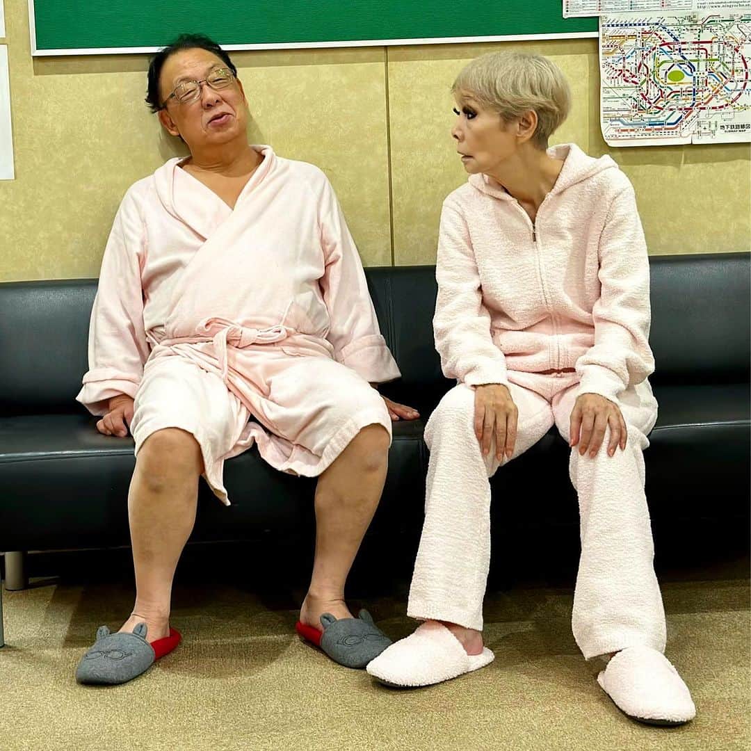 梅沢富美男のインスタグラム：「ペアルックな爺と婆。  #梅沢富美男劇団 #明治座公演 #研ナオコ」