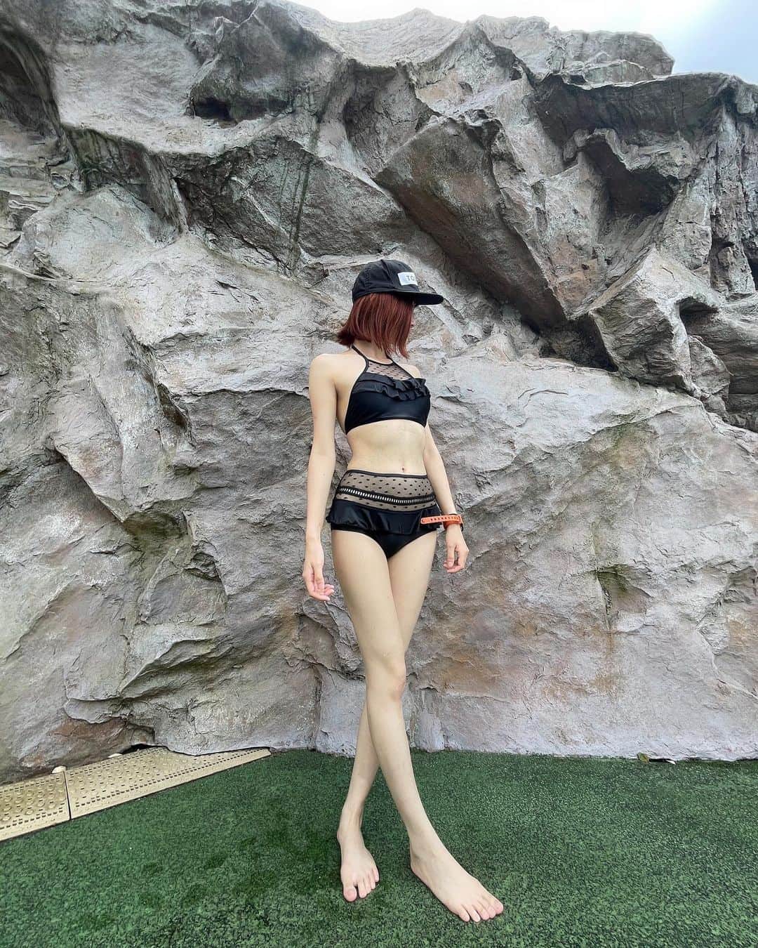 ひよりんごのインスタグラム：「今年初プール⛱💗  珍しく黒い水着にしたっっ！！ ずっと語りすぎてプール全然入ってない😂 ひなたとゆいちに写真いっぱいとってもらったから載せていくね！！  #サマーランド　#足長く見える撮り方してくれたひなた」