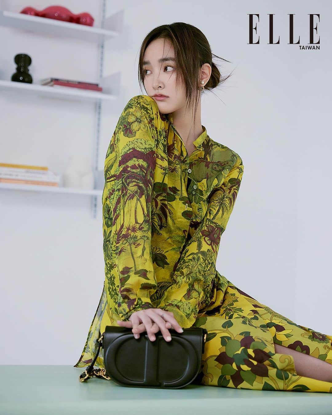 ジングルワンのインスタグラム：「： 好的，淨寶回來營業ㄌ🫡  @elletaiwan @dior」