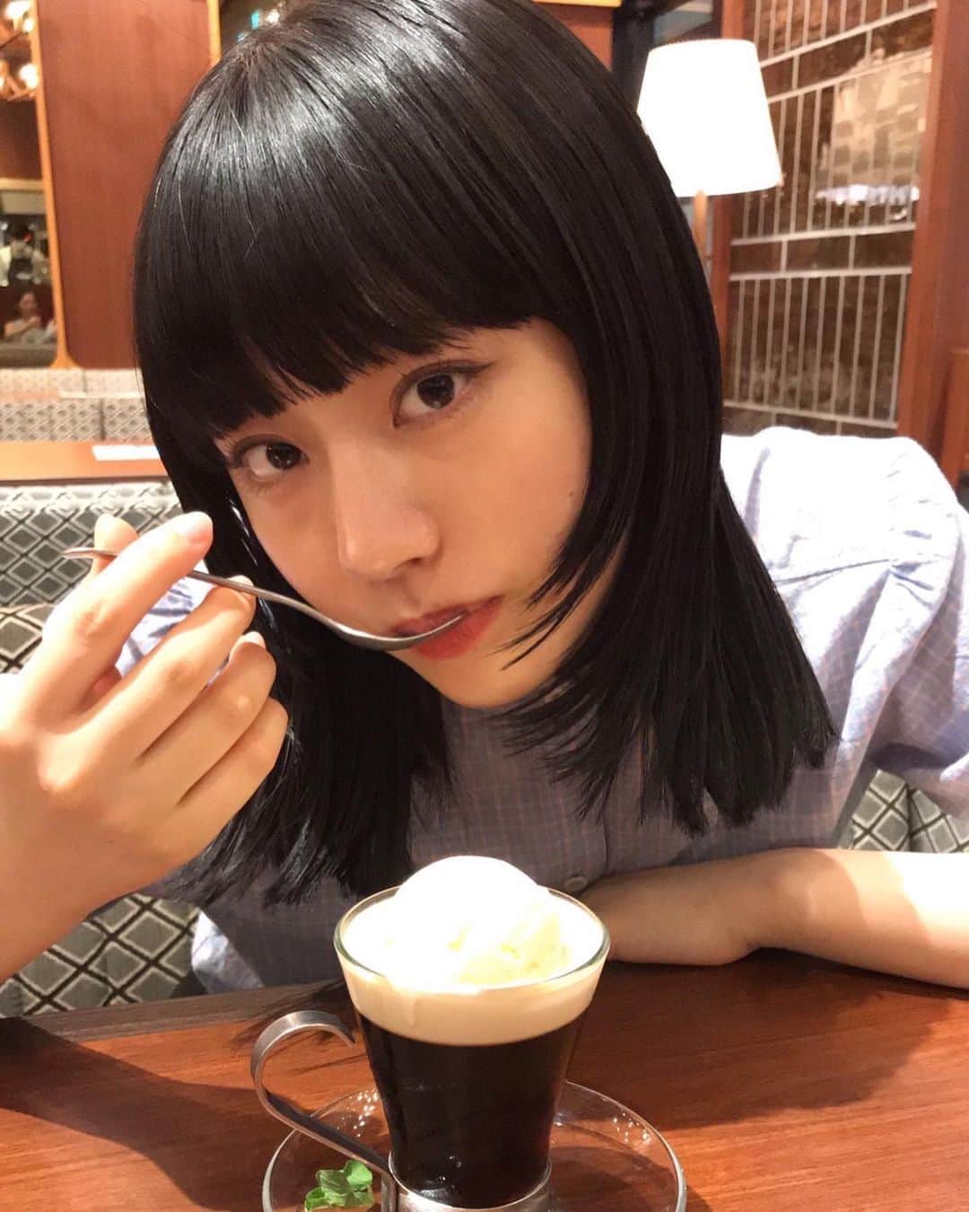 TOKOのインスタグラム：「半目が多いのはちゃんと最後まで 瞬きが出来ていないからで 夏になると毎食がスイカになっていて やることリストとか始めても 最後までクリアできないのは今も同じで 何年経っても目つきは悪い、！！」