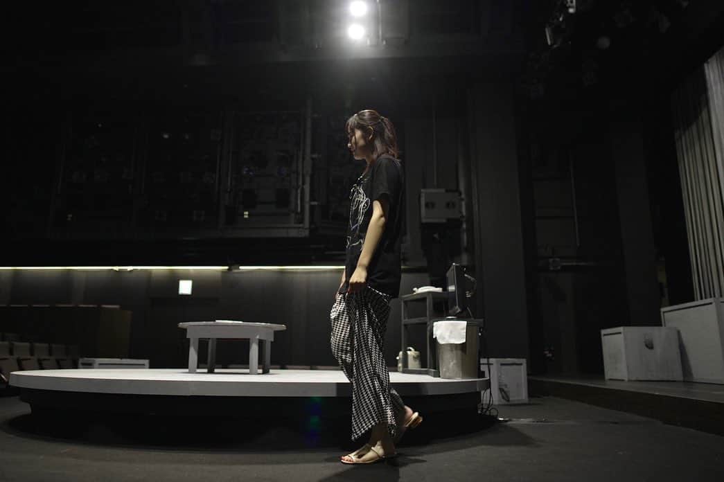 吉本実憂さんのインスタグラム写真 - (吉本実憂Instagram)「舞台 #明けない夜明け  昨日、無事千秋楽を終え 幕を閉じました。  一緒に作品を創り上げた スタッフの皆様、 キャストの皆様、 そして観に来て下さった皆々様 本当にありがとうございました🙇‍♀️  東京芸術劇場シアターウエストは 劇場の中でも 観に行ってる回数が1番多い場所なので そこに自分が立つことができて とても嬉しかったです！  写真沢山あるし、 余韻にも少し浸りたいので 少しずつ想いをお伝えしていけたらと思います！  とにかくこちらの投稿では、 感謝を伝えたいです。 ありがとうございました🙇‍♀️✨」7月21日 20時22分 - miyu_yoshimoto_official