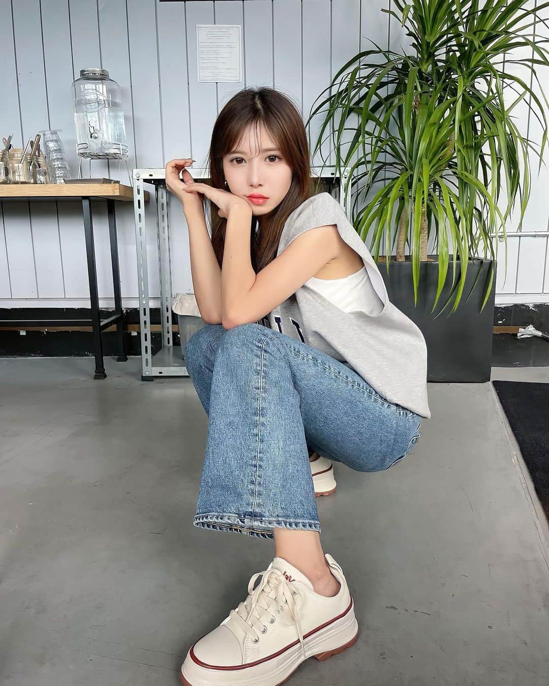 伊藤莉子のインスタグラム：「． スニーカー大好き女子🙋‍♀️👟  Whiteのスニーカーは 服なんでも合わせやすいから いっぱい持ってるんやけど beigeのスニーカーは初めて☺️🤎　  ソールの厚底と ワンポイントの赤ラインが可愛すぎる♥  👟 @classicalelf_official   軽いから足も疲れへんのが嬉しい🩵  普段スニーカー23.5cmの私は ベージュのMサイズ着用してます!!!  #クラシカルエルフ #classicalelf #エルフコーデ #タイアップ #java #ジャバ #uniqlo #gu #zara #ユニクロ #ジーユー #ザラ #zozo #zozotown #zozo購入品 #zozotown購入品 #スニーカー #厚底スニーカー #ユニセックス #スポーツカジュアル #夏服  ．」