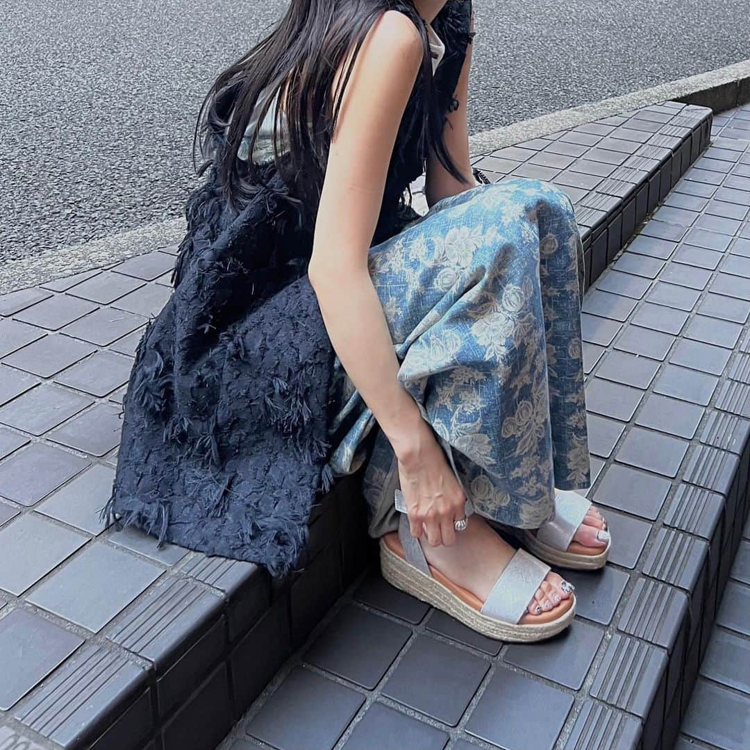 佐藤里緒菜のインスタグラム：「_ 5年くらい？前？にげっとした ヴィンテージのワンピース久しぶりに着た日🦋  dress vintage vest @sahara_japon shoes @clarksshoes  #clarks #クラークス #pr」