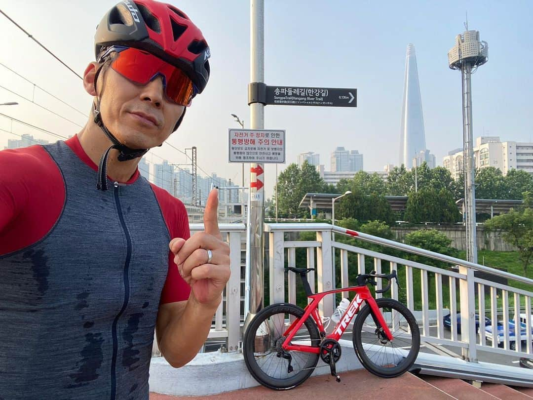 ジヌションさんのインスタグラム写真 - (ジヌションInstagram)「🚴‍♂️새벽 라이딩 컨디션 조절 60분 라이딩 새벽 바람은 시원해😁  @trekbicyclekorea  @garmin_korea  #TREK #트랙 #마돈 #GARMIN #가민 #앳지1040 #포러너965 #dotout」7月21日 20時25分 - jinusean3000