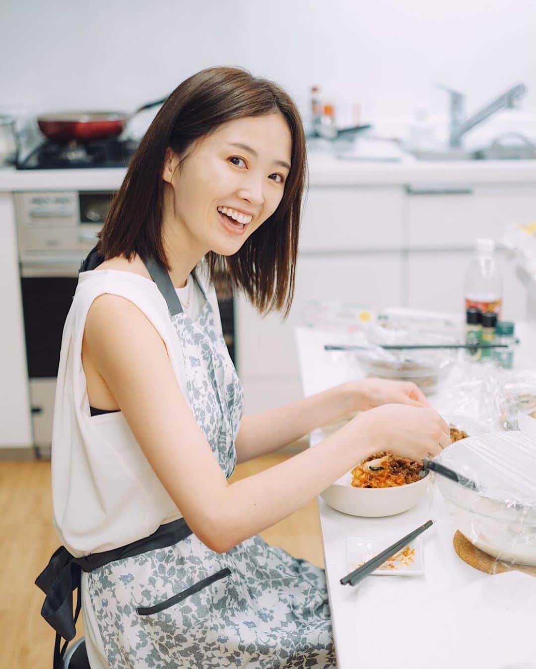 山本菜月のインスタグラム：「⁡ ⁡ ⁡ ⁡ ┈┈┈┈┈┈┈┈┈┈┈••✼ レシピ本作りの撮影風景🍳 ちょこっと公開🤗 ┈┈┈┈┈┈┈┈┈┈┈••✼ ⁡ ⁡ ⁡ こんばんは〜！ @zubora_meshi_ なつきです🌝🤍 ⁡ 今日はレシピの配信ではなくて ごめんなさい🙇‍♂️🙇‍♂️ ⁡  ストーリーをご覧くださっている方は ご存知と思うのですが...！ ⁡ 実は今年の秋、初のレシピ本を 出すことになりました😆 ⁡ Instagramでレシピ配信をはじめて早３年半。 まさか自分が本を出版するなんて 思いもしなかったな。 ⁡ 人生、ほんとうに何があるかわかりません😳 ⁡ ⁡ 予約開始日までは もう少しお時間を頂きますが レシピ本の撮影風景を @tomokonobu さんが 形に残してくださったので わたしにとって大切な思い出として記録に残させてください🙇‍♂️ ⁡ ⁡ 素晴らしいメンバーのお力を借りながら 日頃、応援してくださっている皆様に自信を持って本をお届けできるよう ラストスパート駆け抜けます🏃‍♀️🔥 ⁡ ⁡ 予約が始まった際は、改めてご報告させてください😌 いつもありがとうございます🥰🥰 ⁡ ⁡ ⁡ ⁡ ＊NATSU KITCHEN ＊」