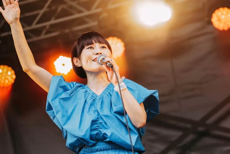 Karinのインスタグラム：「LuckyFes PHOTO📸  @luckyfm_fes   YouTubeにもLIVEのフルバージョンUPしてます🩷  🌈NEW RELEASE🌈  「Shine with U」／ Karin  気分の上がる甘い雰囲気のポップスです🎵 沢山の方に届きますように🙏🩷  ダウンロードはこちら⤵️ linkco.re/hEDSvtFG  #luckyfes #luckyfes2023 #夏フェス #シンガー #シンガーソングライター #音楽 #音楽好きな人と繋がりたい #写真 #live #photo #music #ilovemusic」
