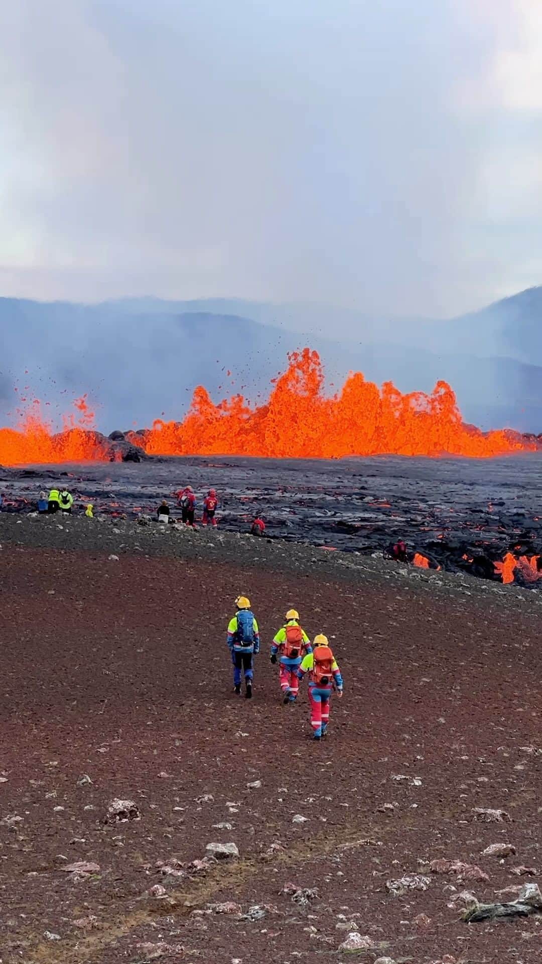 クリス・バーカードのインスタグラム：「Tonight is a special night at KOFI Gallerí… we are welcoming an incredible crew of 25 guest photographers from the community who beautifully captured the recent volcanic eruption. The exhibition kicks off tonight with an event from 7pm-9pm & the artwork will stay up for another 2 weeks following.   Proceeds from any volcano prints purchased will be donated to ICE-SAR (Icelandic Search and Rescue) for their dedication to protecting all who visited the eruption and efforts to keep locals and tourists safe throughout the year on a volunteer basis.   @benjaminhardman and me are so excited to feature the community in our Gallerí and look forward to more events like these in the future. Thanks so much to all who have contributed, see you there !」