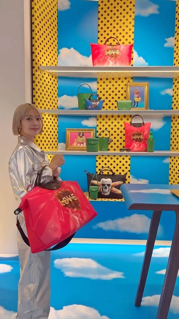 梅村実帆のインスタグラム：「LONGCHAMP x TOILETPAPER💘👊🏻🎀 コラボの🆕バッグ~👜 カラフルでPOPなデザイン かわいすぎる📚 今年はこのバッグで旅行行くの🎶楽しみ  Longchamp ラ メゾン表参道限定で、 7/22~23の週末に店頭でLINEのお友達追加や登録をすると オリジナルアイスクリーム🍦のプレゼントがあるって🤭 ぜひ遊びに行ってみてください🩷  #LongchampxToiletPaper #PopRevolution #LongchampFW23 #ロンシャン #ad」