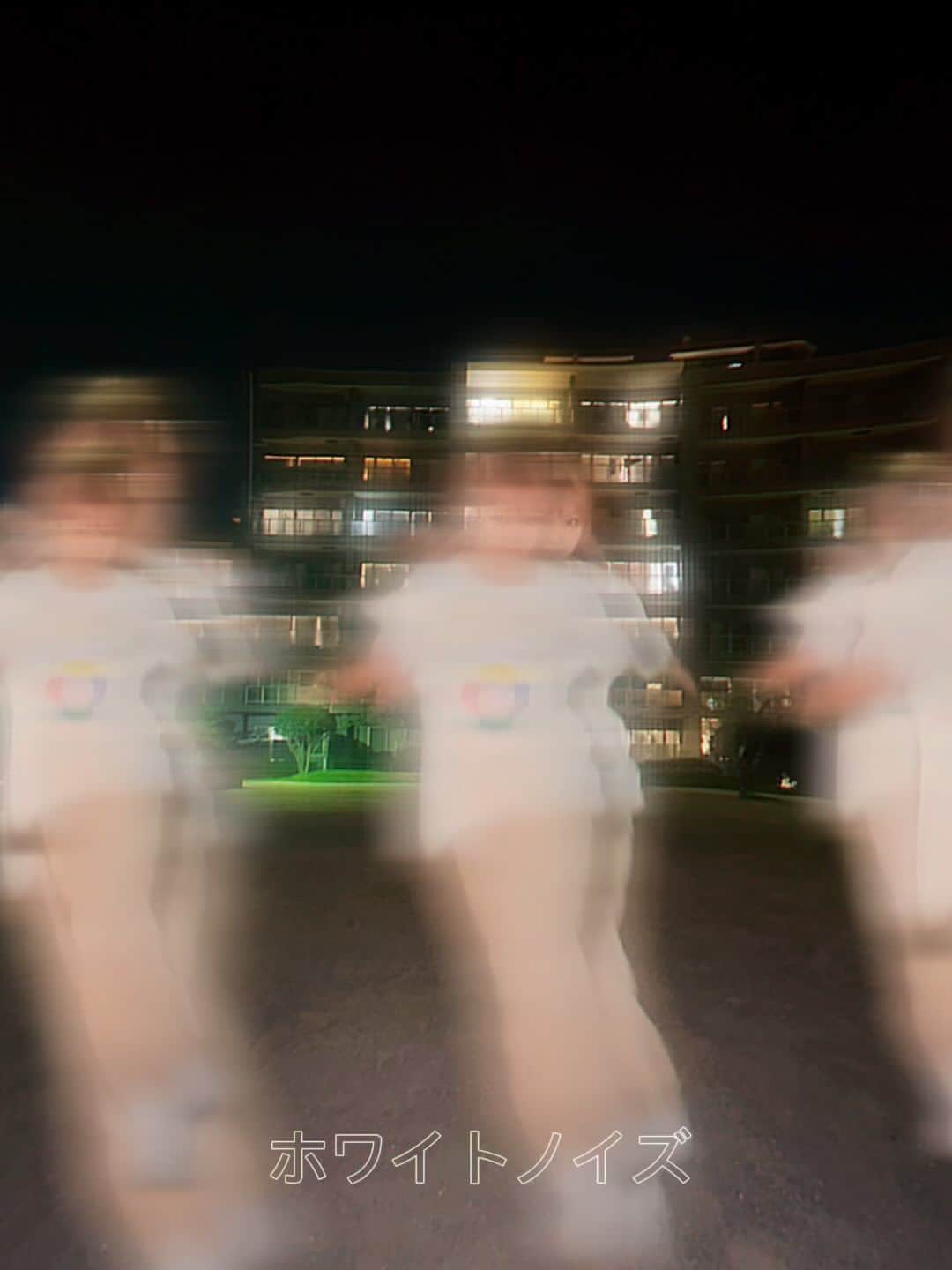 のインスタグラム：「Beat by dogusenpai🌕 YouTube❣️GO😝  ナイトパーク(Night Park) - 土偶センパイ[music video]  夜、ボディーの電源が今にもキレそうになりながら 歩いていると どこでも大体、公園にぶち当たる。 ベンチに座った瞬間、ホワイトノイズが聴こえてくる。 こんなにも電気の音が生活音として馴染んでいたなんて。 耳をそれに集中しながらぼっーーーと空を見上げ 月の形を確かめるように 今日を迎えられたことを喜ぶのであーーーーーーーる。  #公園#ビートメイク#beatmake#musicvideo#ミュージックビデオ」