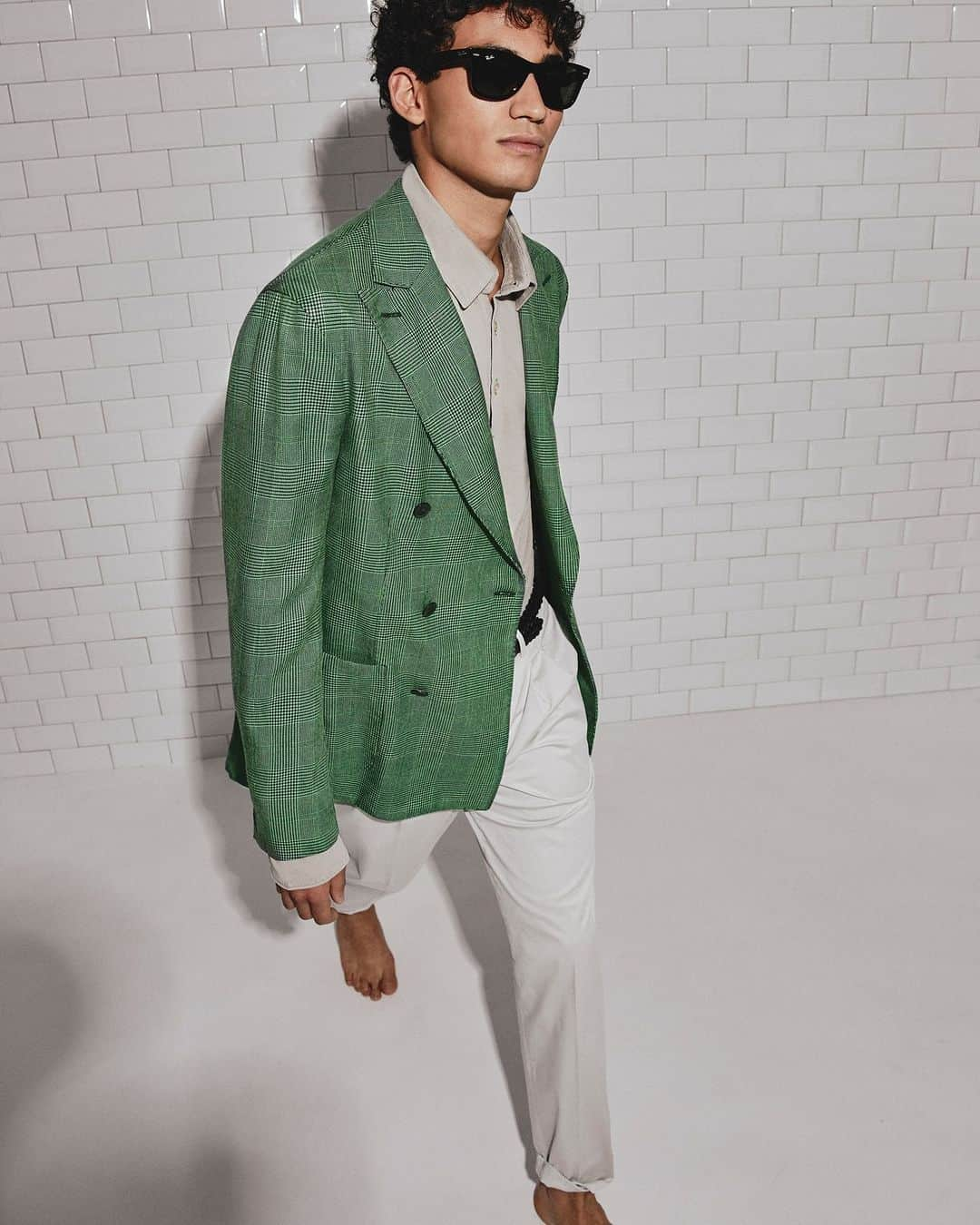 ボリオリさんのインスタグラム写真 - (ボリオリInstagram)「Experience the comfort of Italian textiles and the effortless charm of relaxed silhouettes, creating the perfect look. Elevate your everyday life with the iconic K-jacket, offering a stylish, fresh, and modern touch. Discover our collection of lightweight jackets, ideal for the cooler summer days, at www.bogliolimilano.com  #bogliolimilano #jackets #wardrobe #italiantextile」7月21日 20時30分 - boglioliofficial