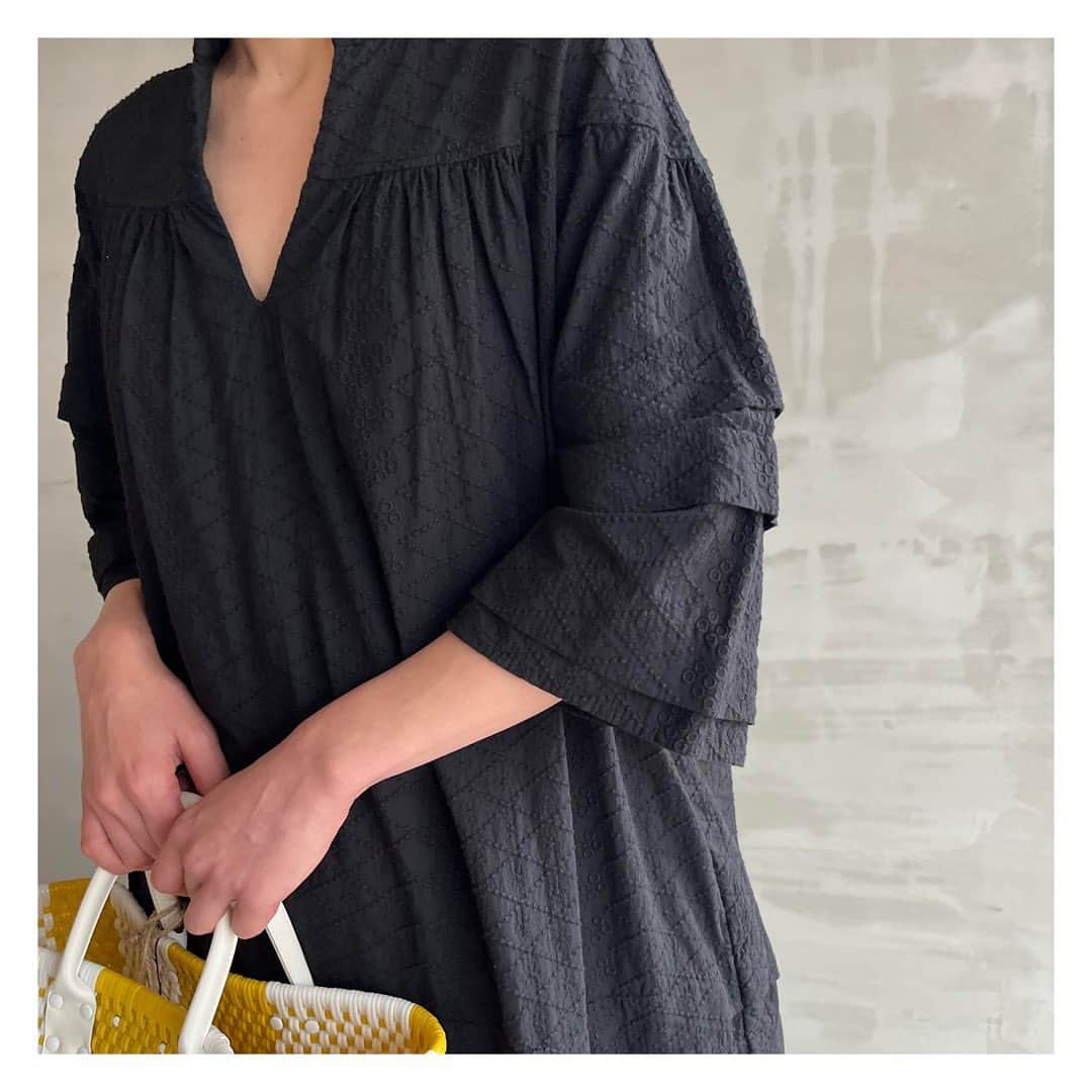 エリオポールのインスタグラム：「2023 Summer Collection  Dress  30.800yen / HÉLIOPÔLE   Ref: 13003094014HN Color: Pink. Black Siz: 38  下記店舗にてお電話での通販を承っております。  HELIOPOLE代官山店  03 3770 6438  HELIOPOLE 札幌店  011 209 5455   @heliopole_official #HELIOPOLE  #エリオポール」