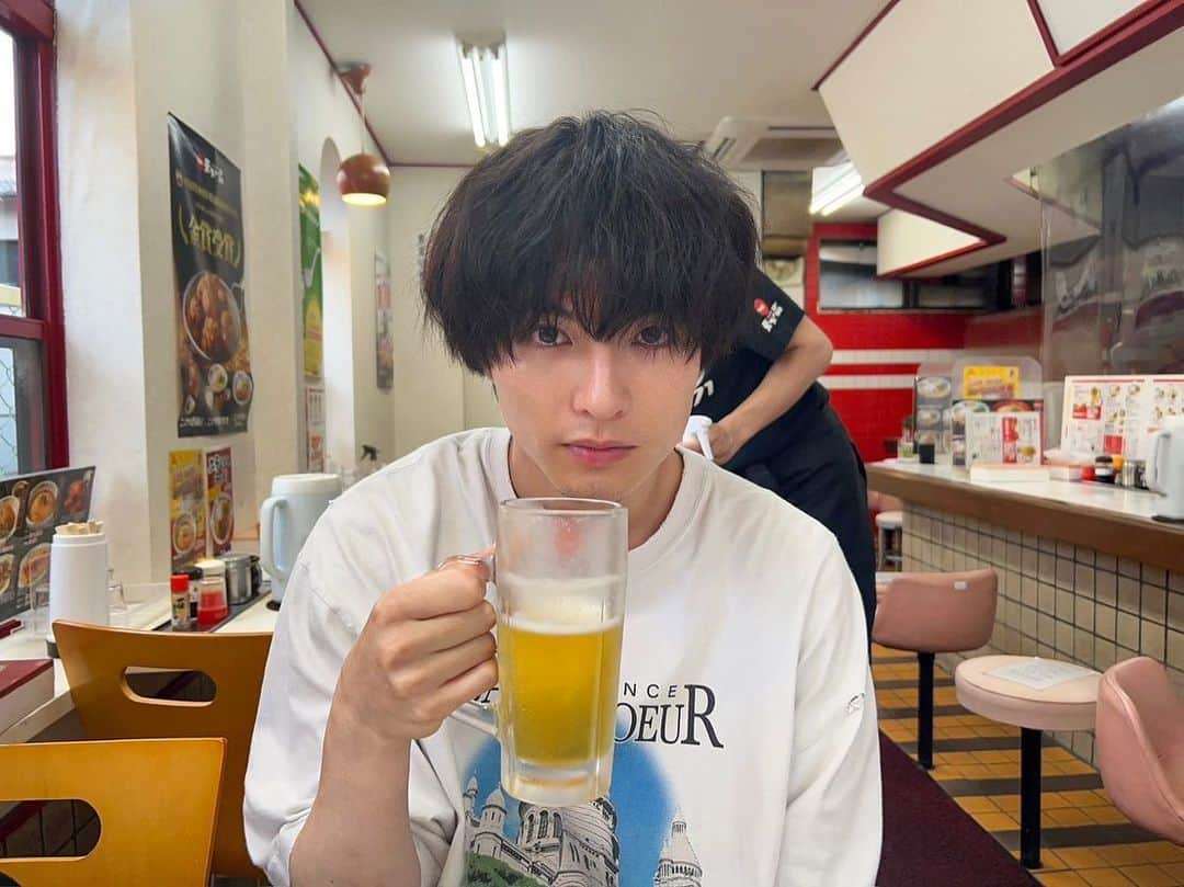 小南光司のインスタグラム：「こんばんは、小南です。  乾杯🍻」