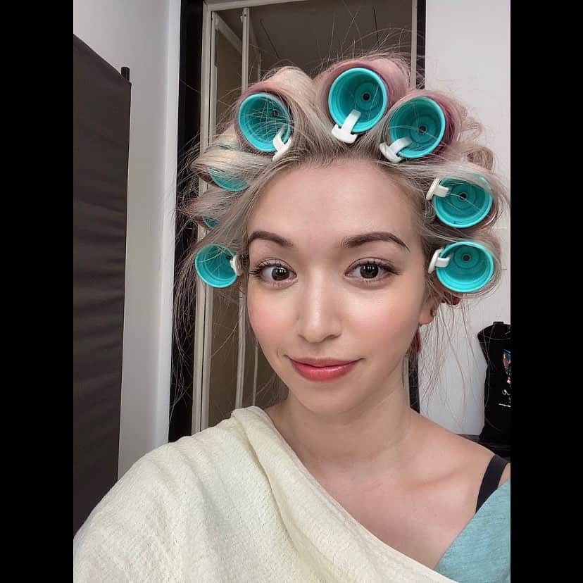 ダンドイ舞莉花のインスタグラム：「近々、情報解禁あります〜🫶🏻  お楽しみに😉  Hold tight for info about my next show!  Coming soon…!  #musicaltheatre #musical #theatre #performer #singer #blonde #サザエさん 😂 #情報解禁 #お楽しみに」
